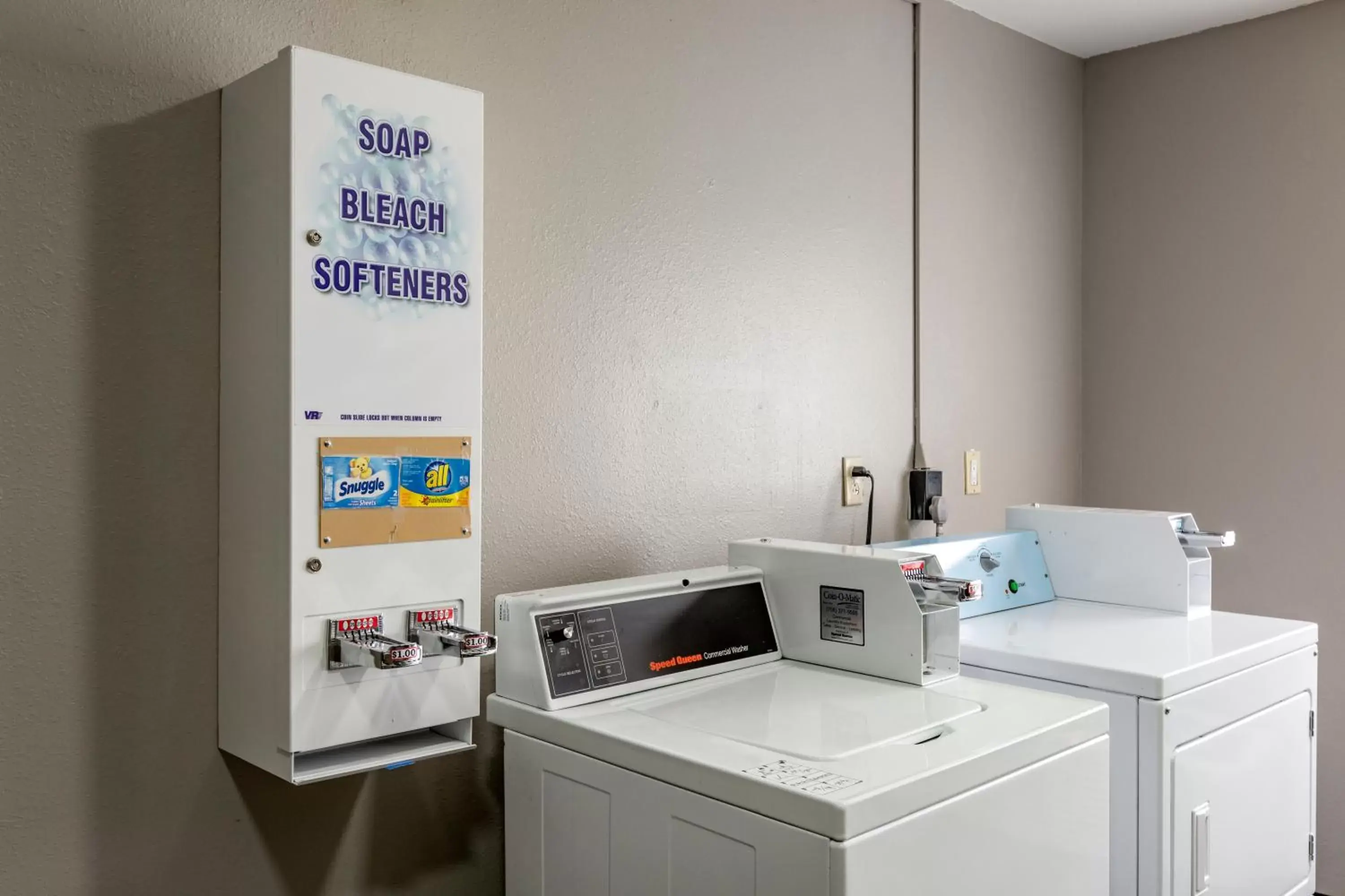 Coffee/tea facilities, Kitchen/Kitchenette in Comfort Inn Mount Pleasant - Racine