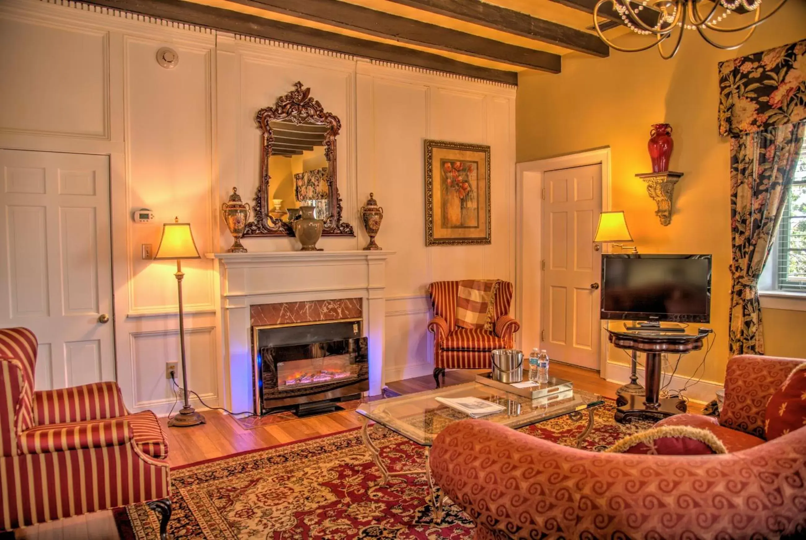 Seating area, TV/Entertainment Center in Casa De Solana & Victorian House Bed and Breakfast