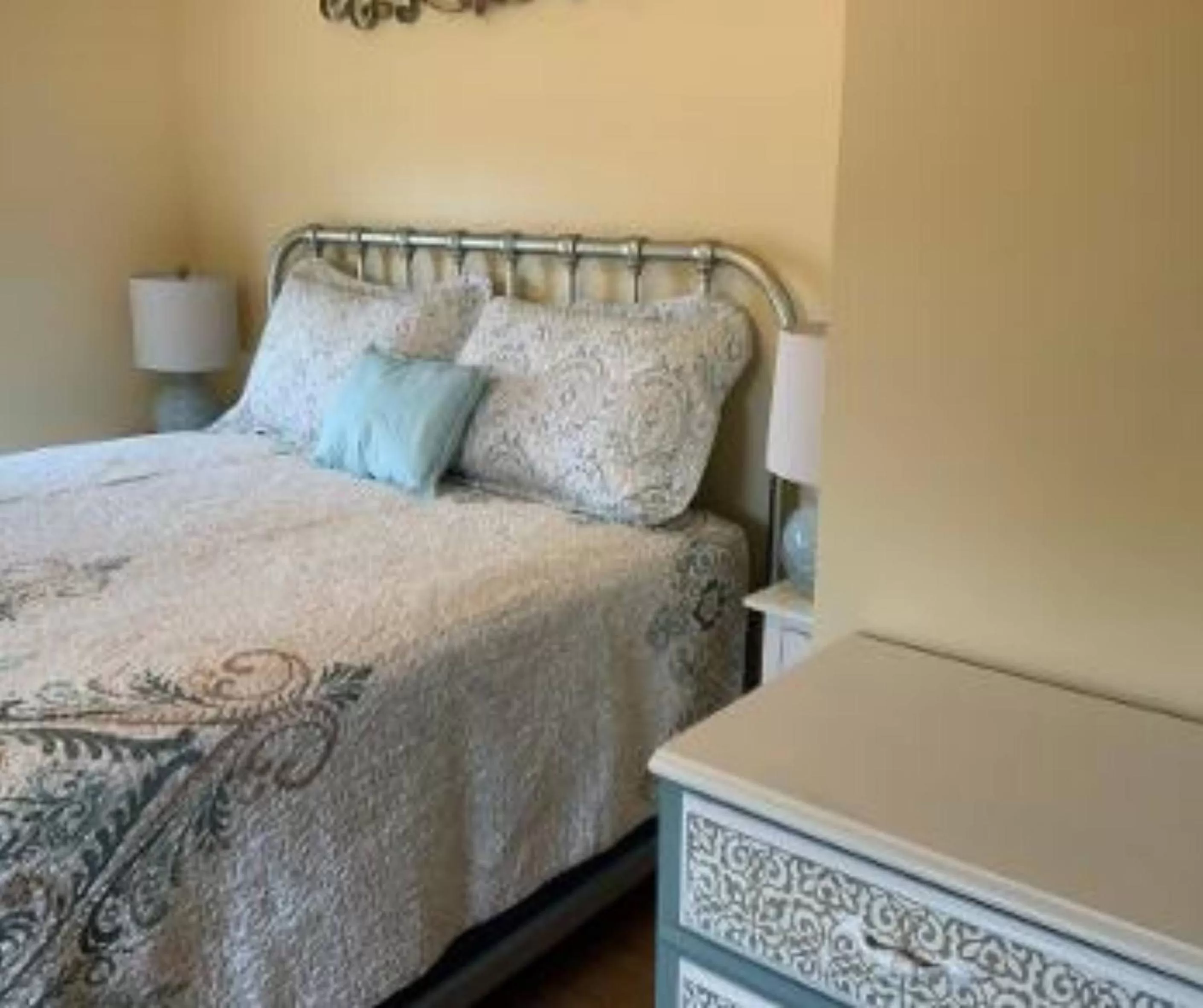 Bed in Chateau Country Inn and Captain's Cottage