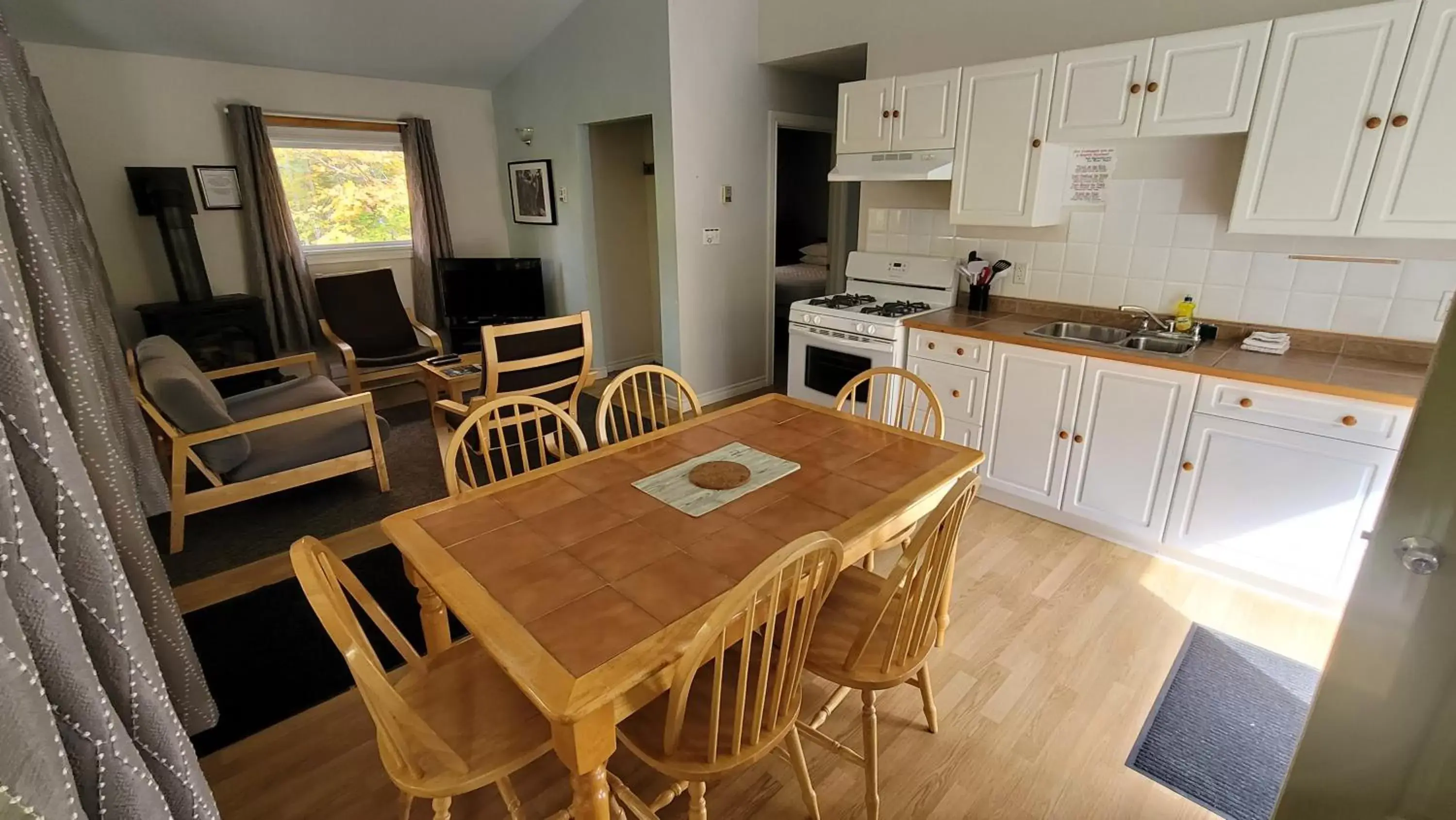 Dining Area in Parkway Cottage Resort and Trading Post