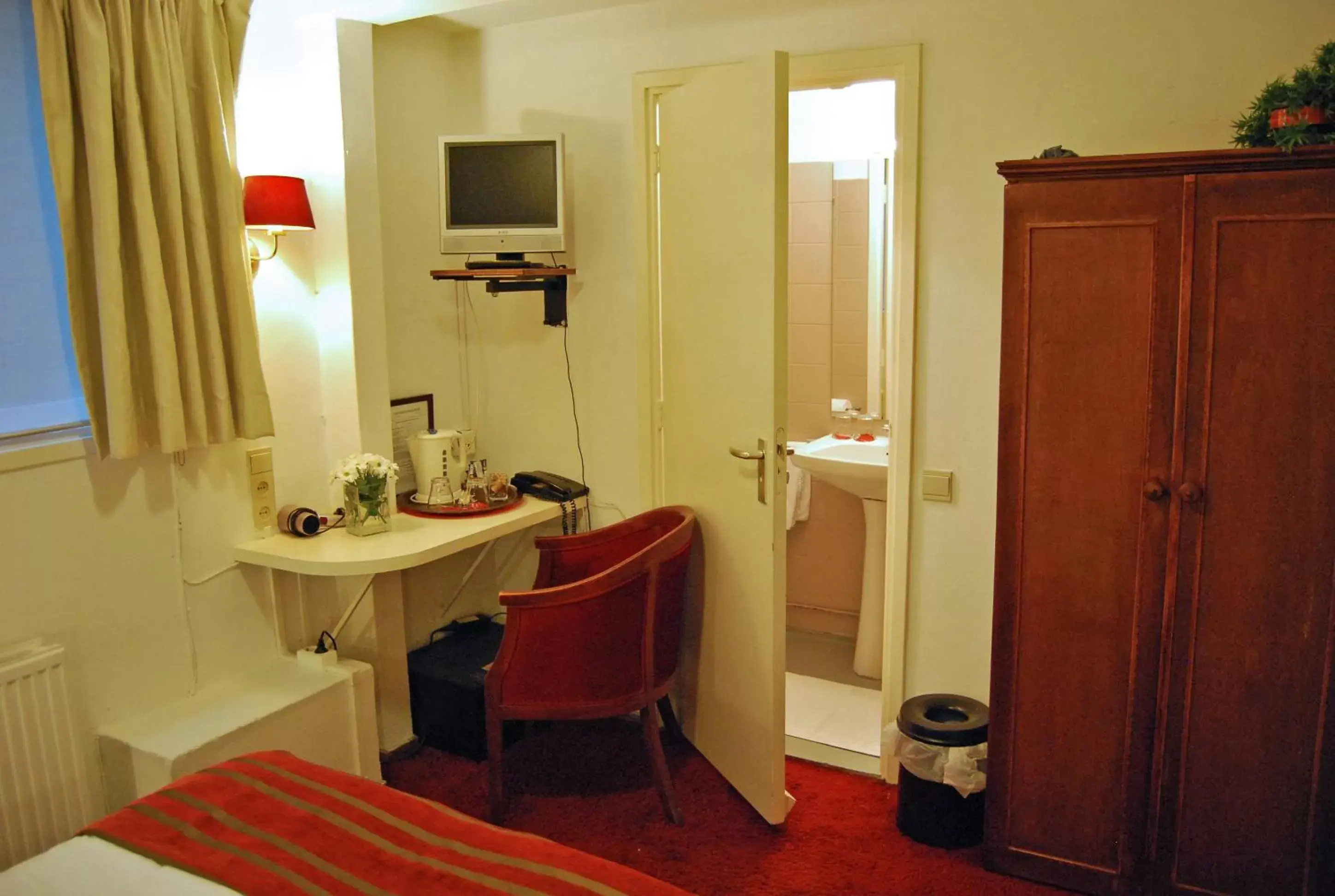 TV and multimedia, Bathroom in Amsterdam House Hotel