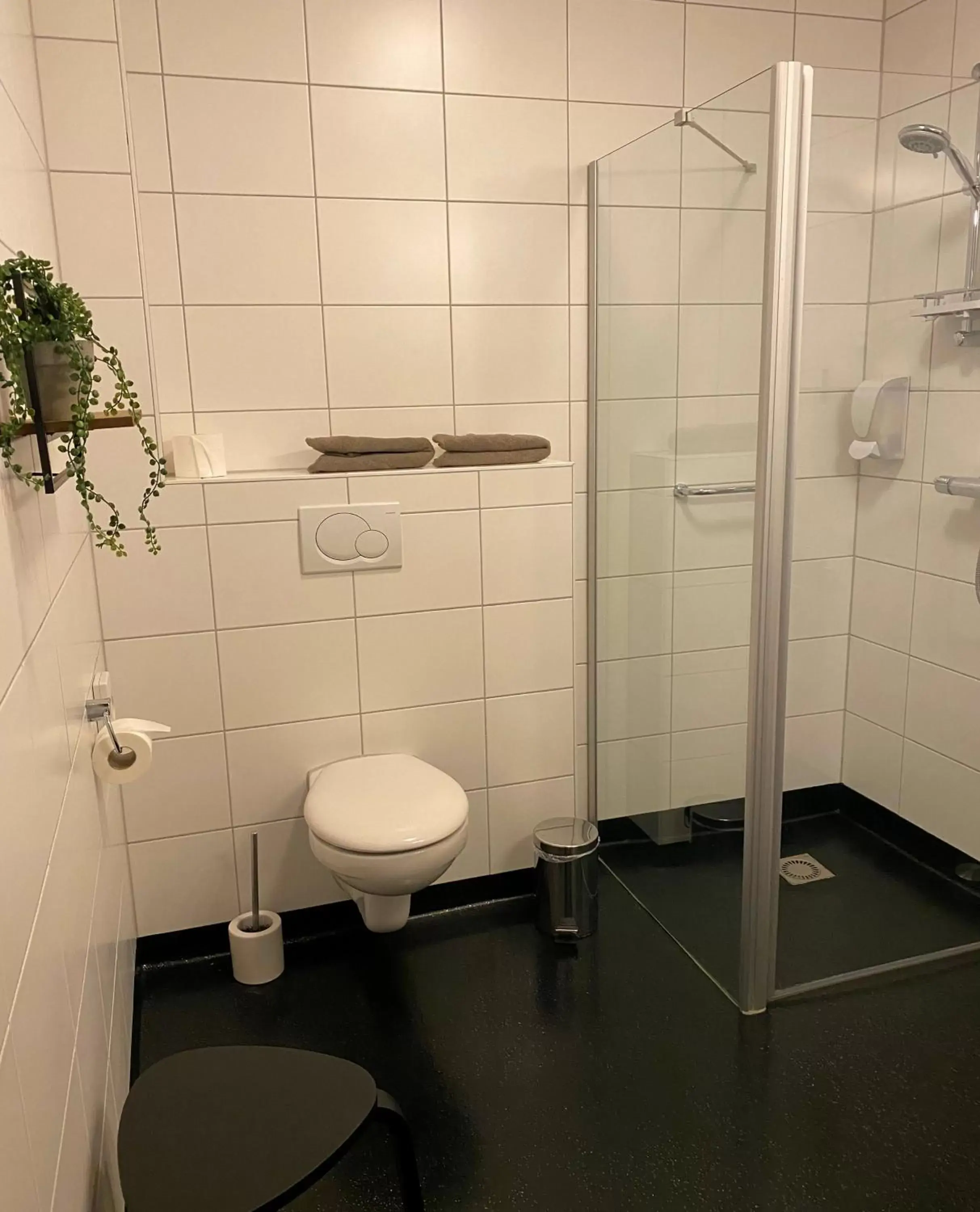 Triple Room with Bathroom - single occupancy in Hotel Hof van 's Gravenmoer Triple Room with Bathroom - single occupancy in Hotel Hof van 's Gravenmoer