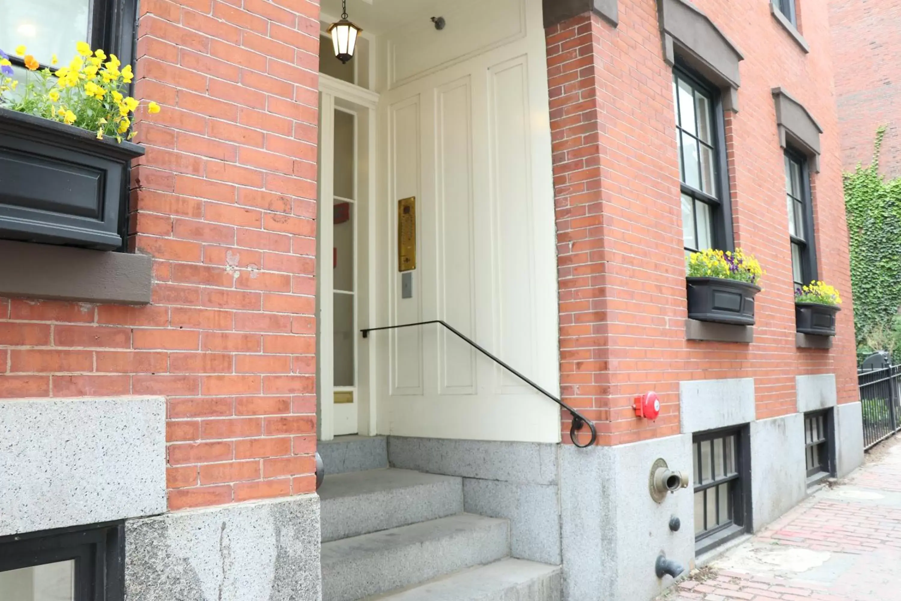 Facade/entrance in Charming & Stylish Studio on Beacon Hill #15