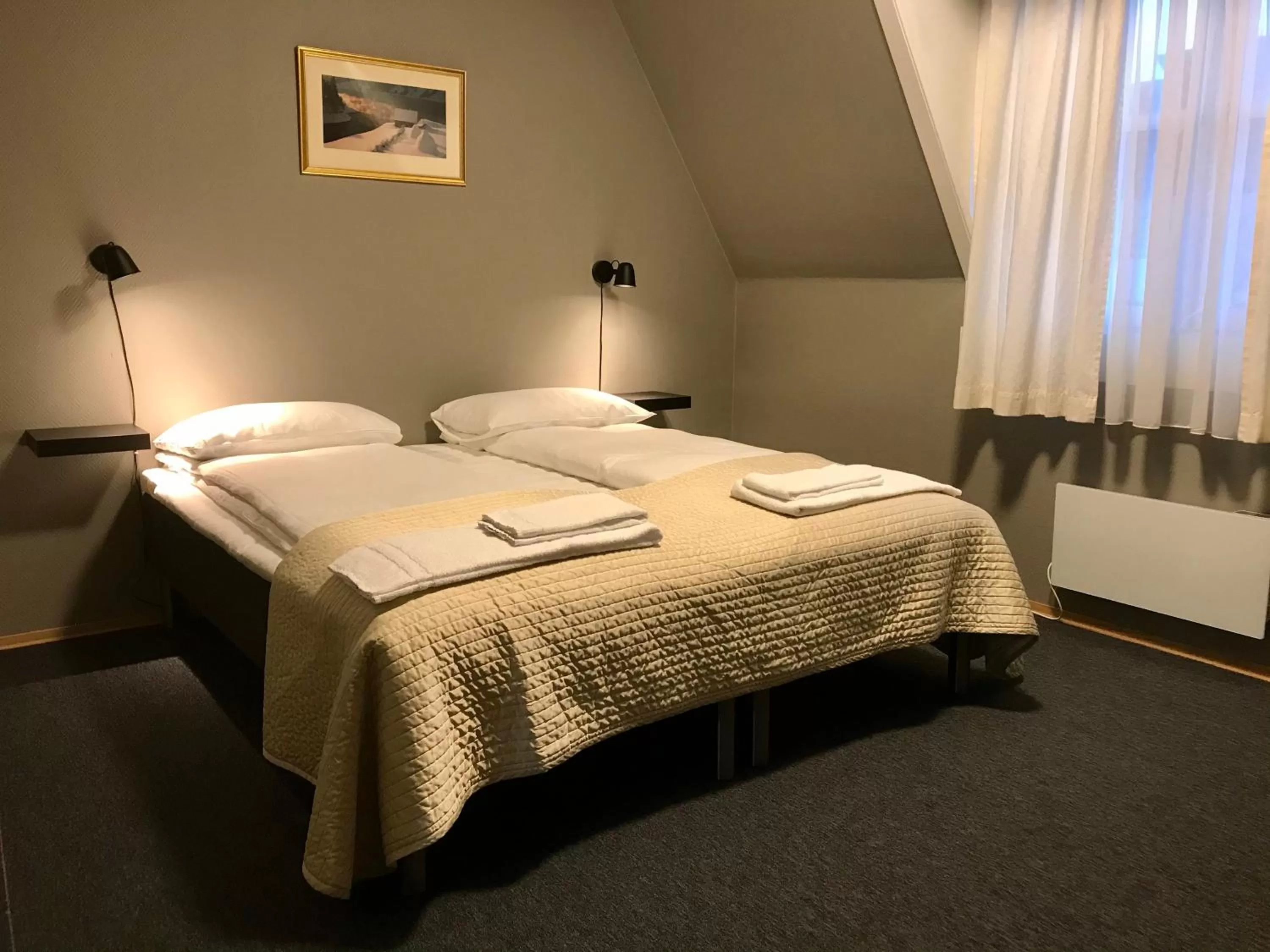 Bed in Henriks Hotell