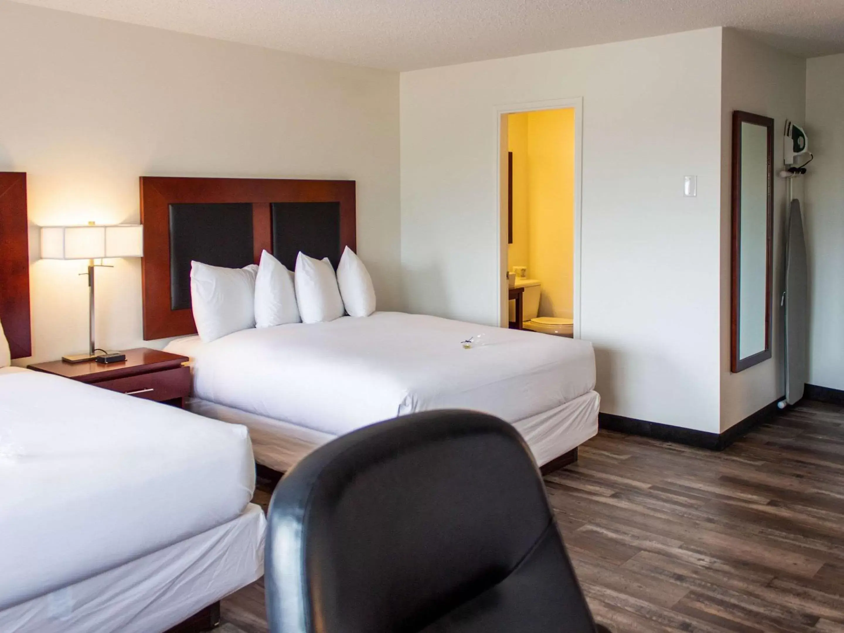 Photo of the whole room, Bed in Hotel Penticton, Ascend Hotel Collection