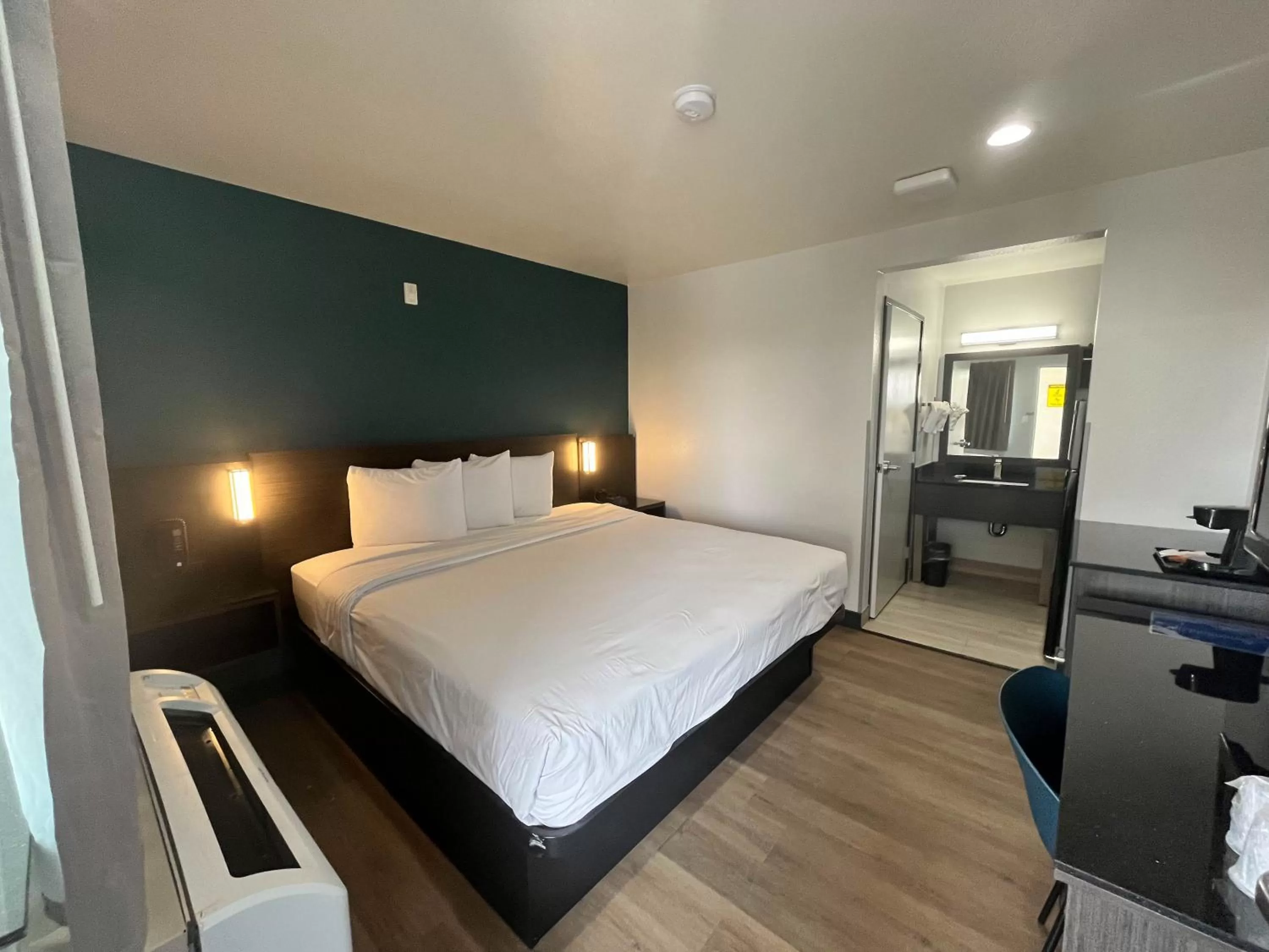 Bedroom, Bed in Studio 6 Suites Escondido CA