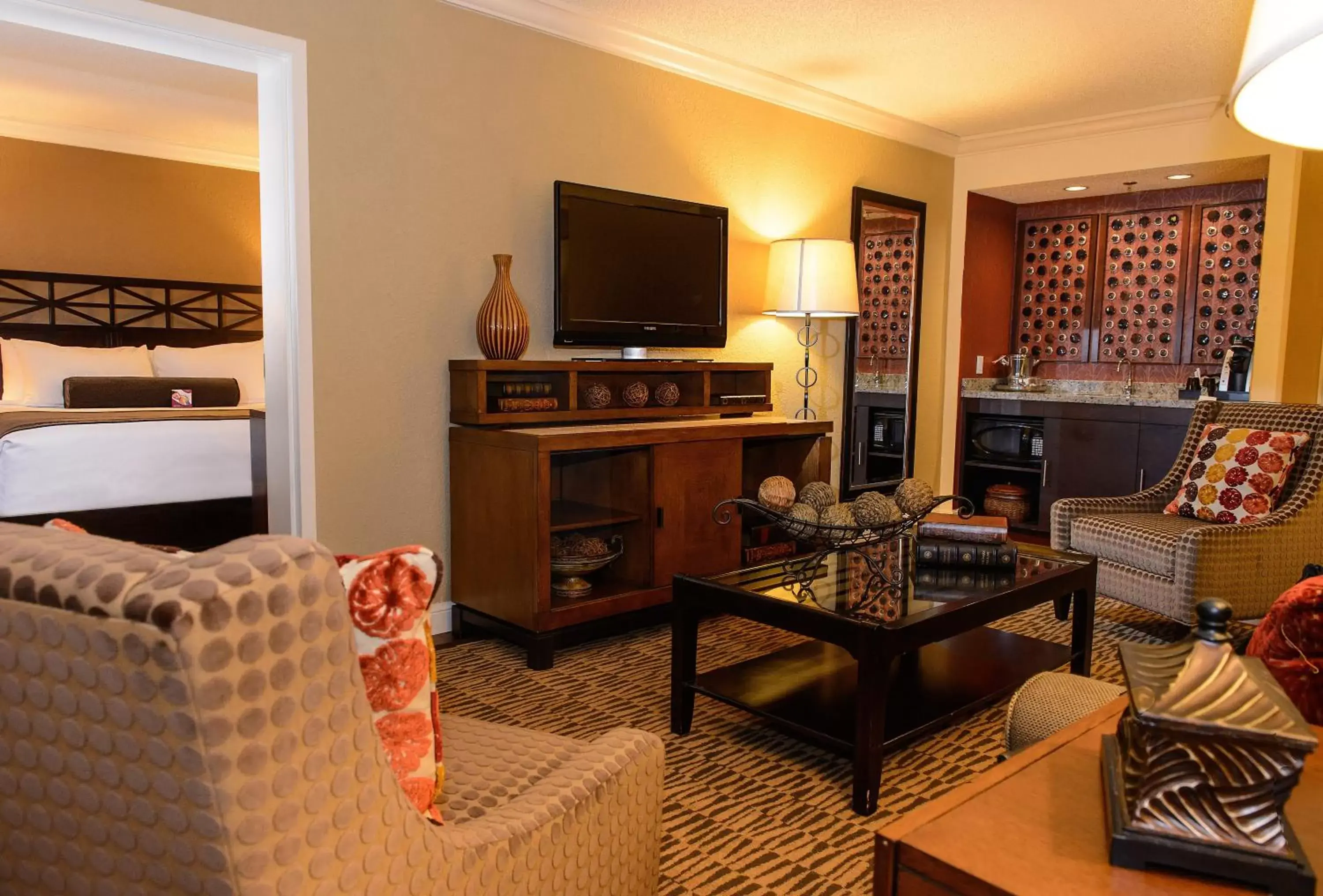 Bedroom, TV/Entertainment Center in Crowne Plaza Jacksonville Airport, an IHG Hotel