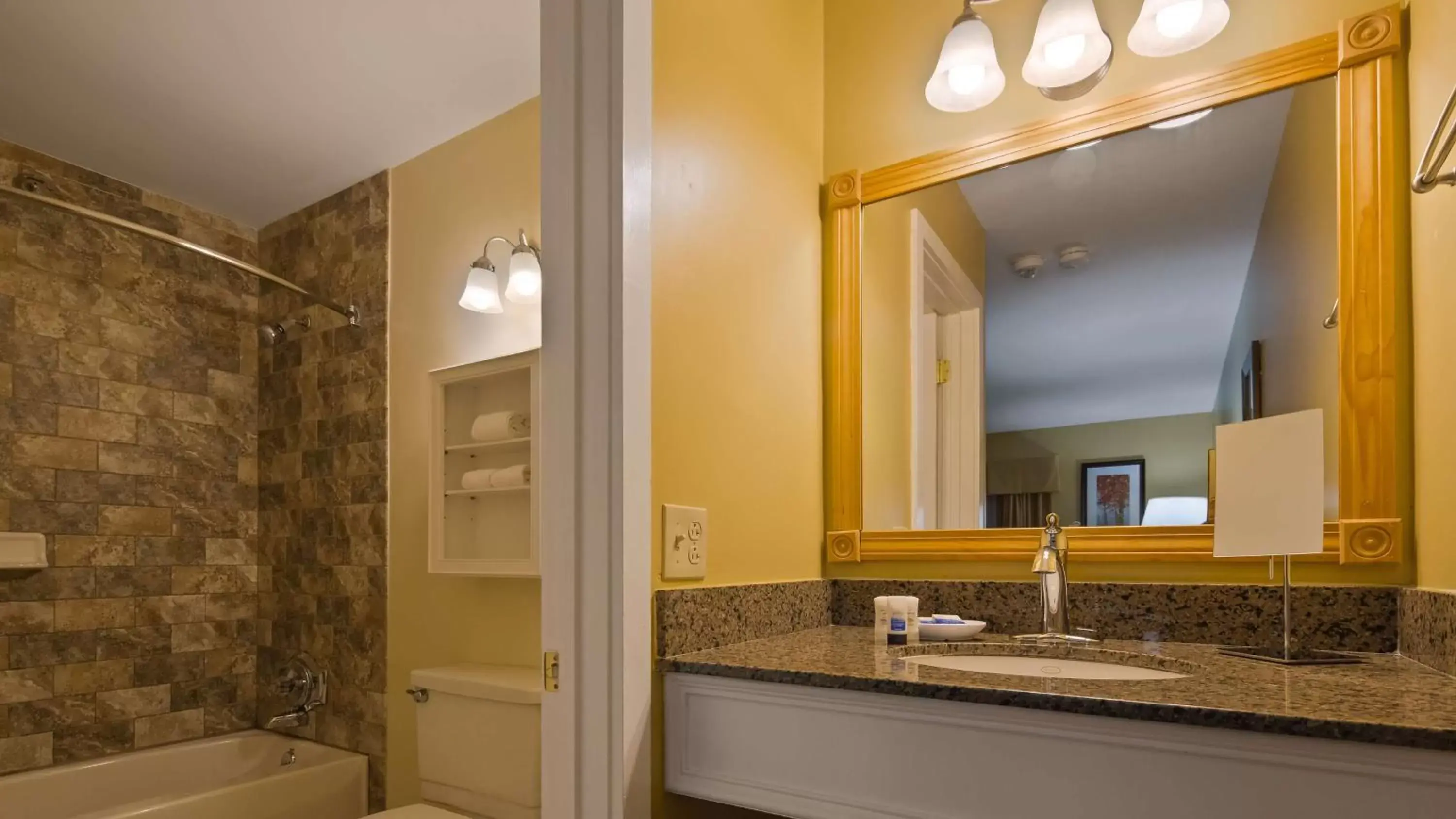 Bathroom in Best Western Plus Windjammer Inn & Conference Center