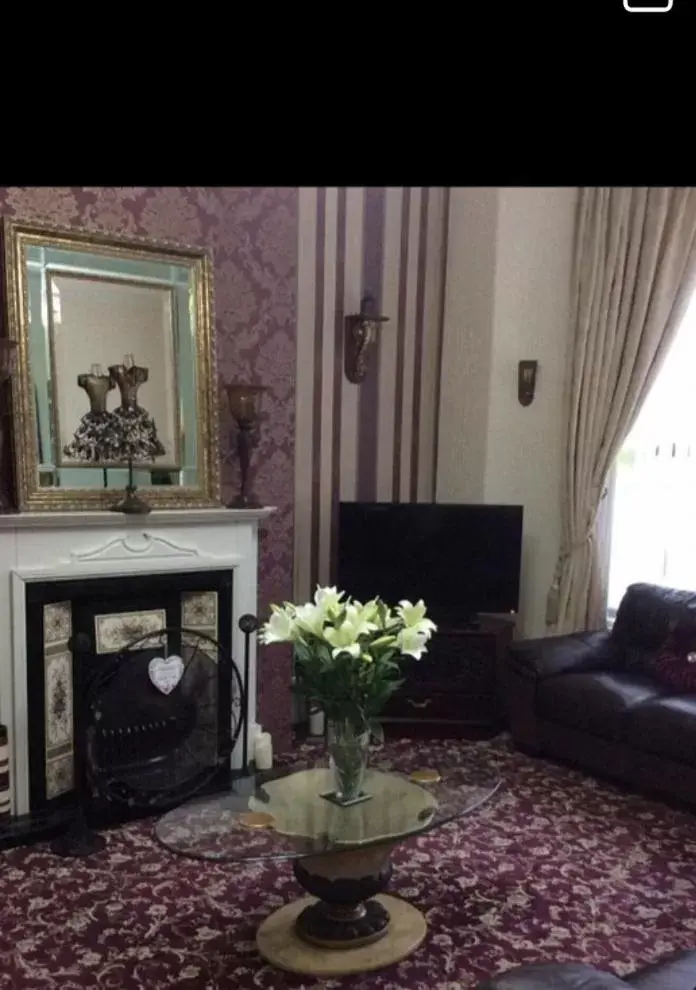 Living room, Seating Area in Windsor House Hotel