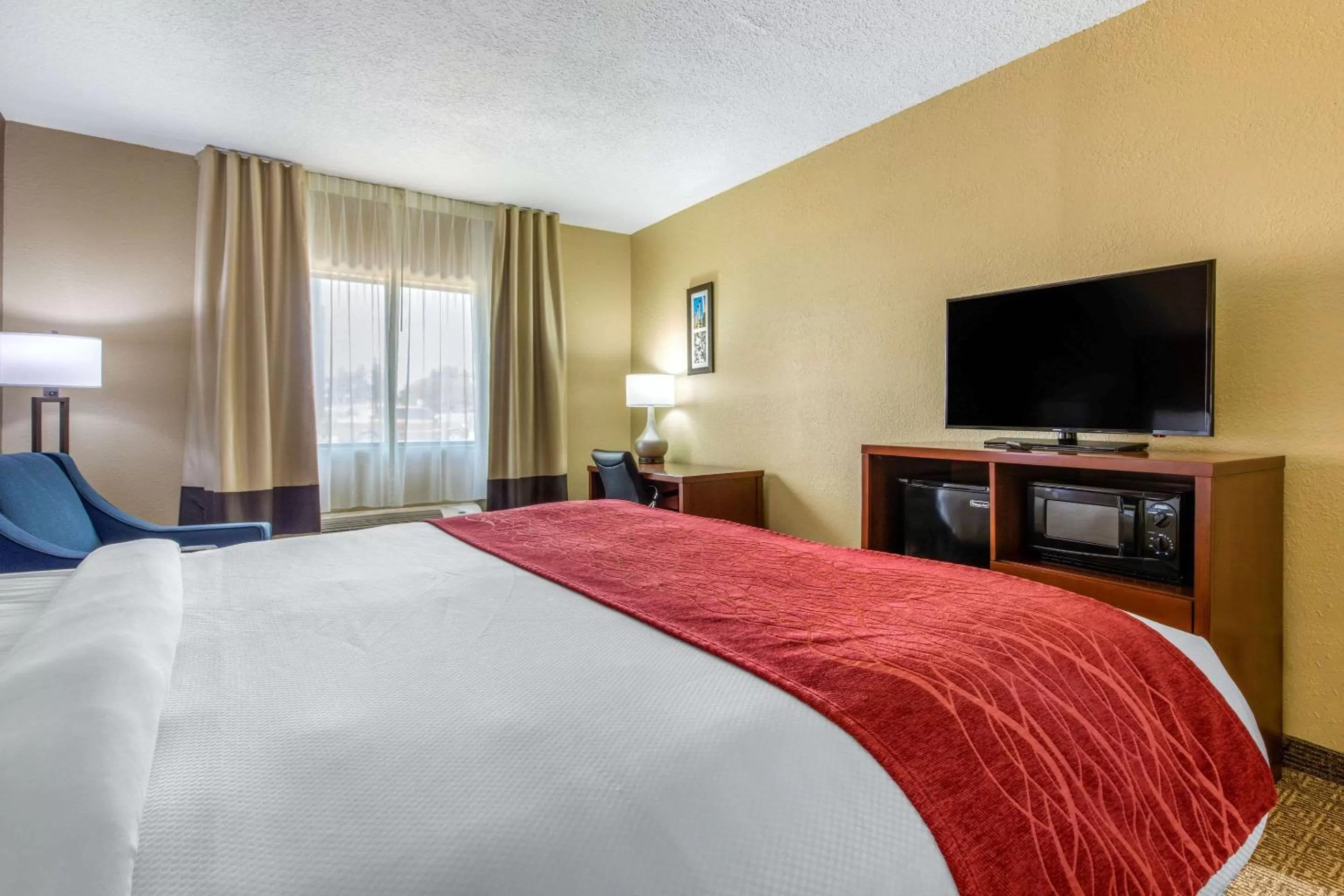 Photo of the whole room, Bed in Comfort Inn & Suites McComb