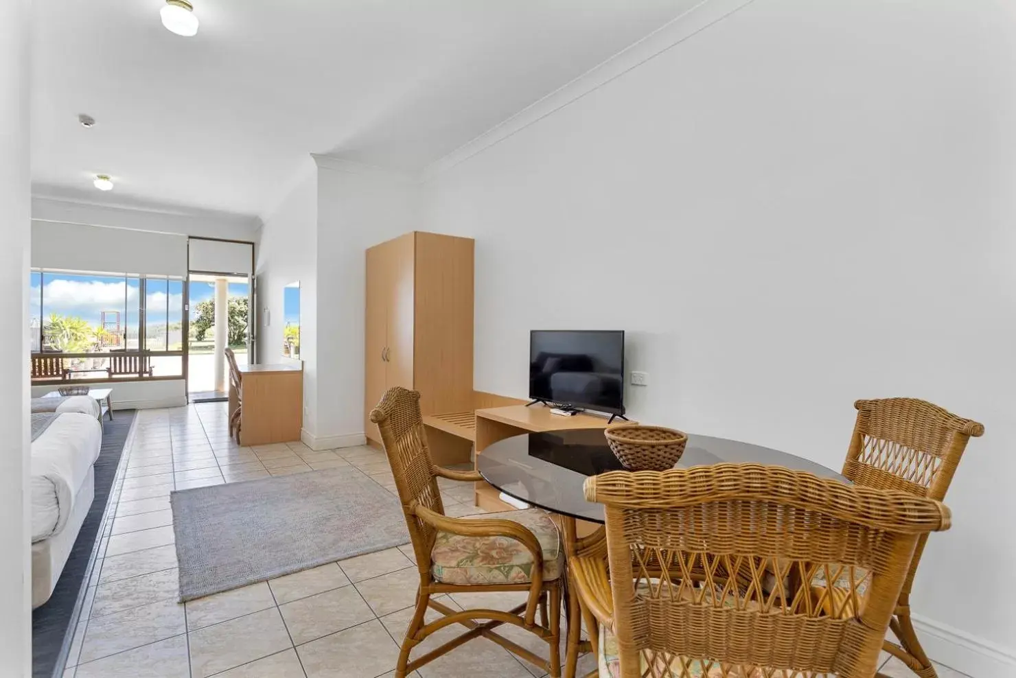 Seating area, Dining Area in Coast Motel and Apartments