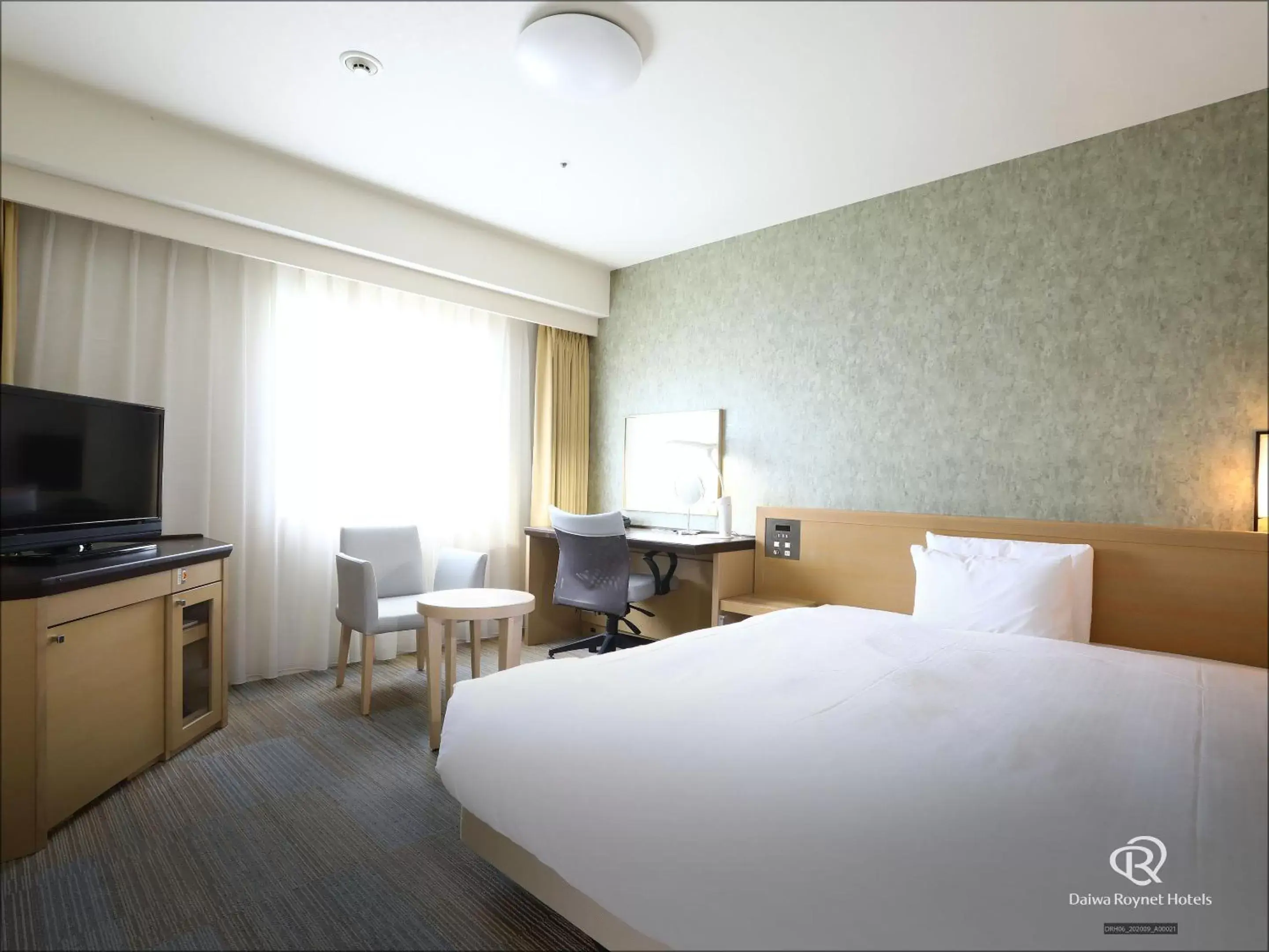 Bed in Daiwa Roynet Hotel Takamatsu