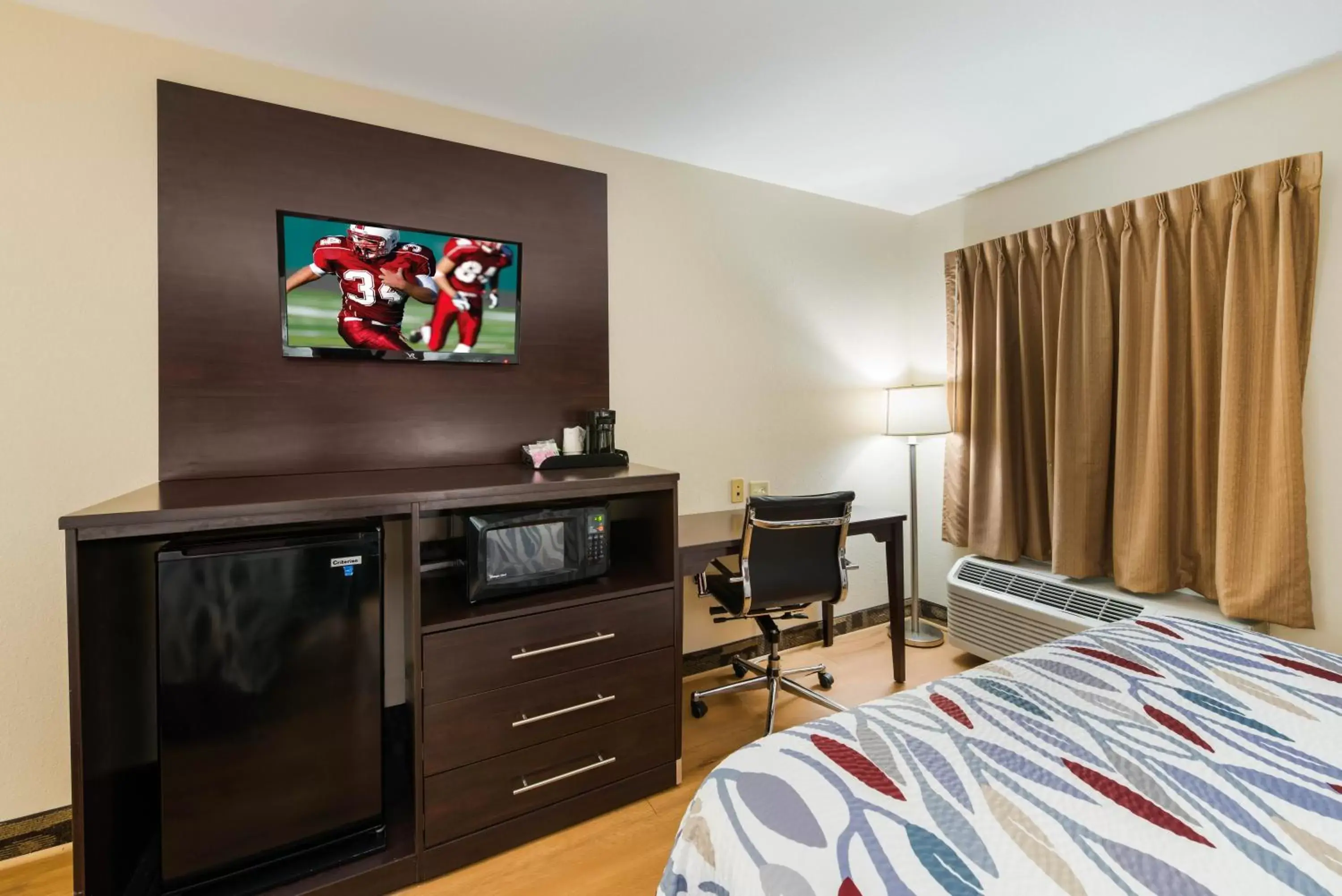 Photo of the whole room, TV/Entertainment Center in Red Roof Inn & Suites Monee