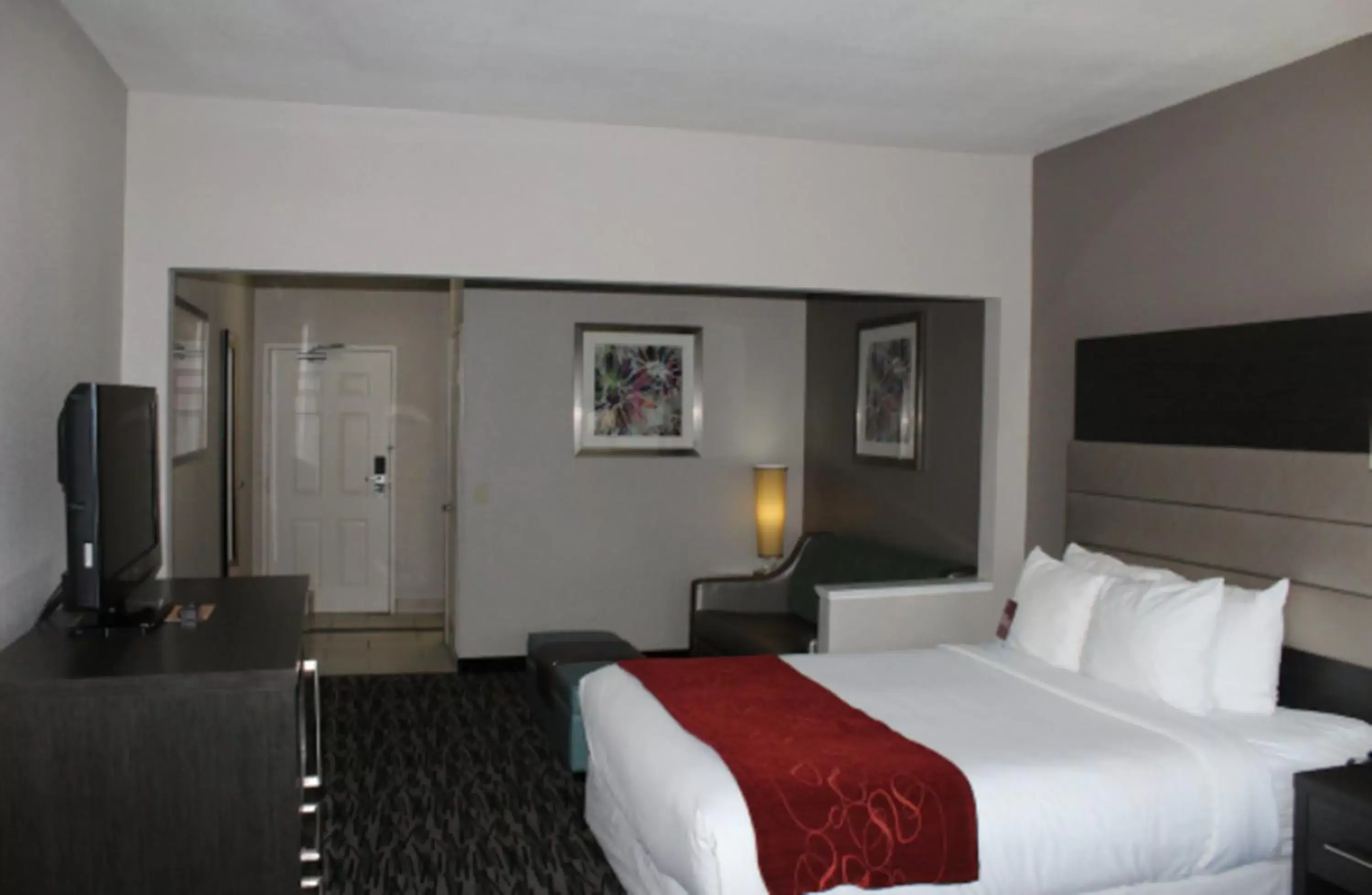 Bed, TV/Entertainment Center in Comfort Suites Lewisville