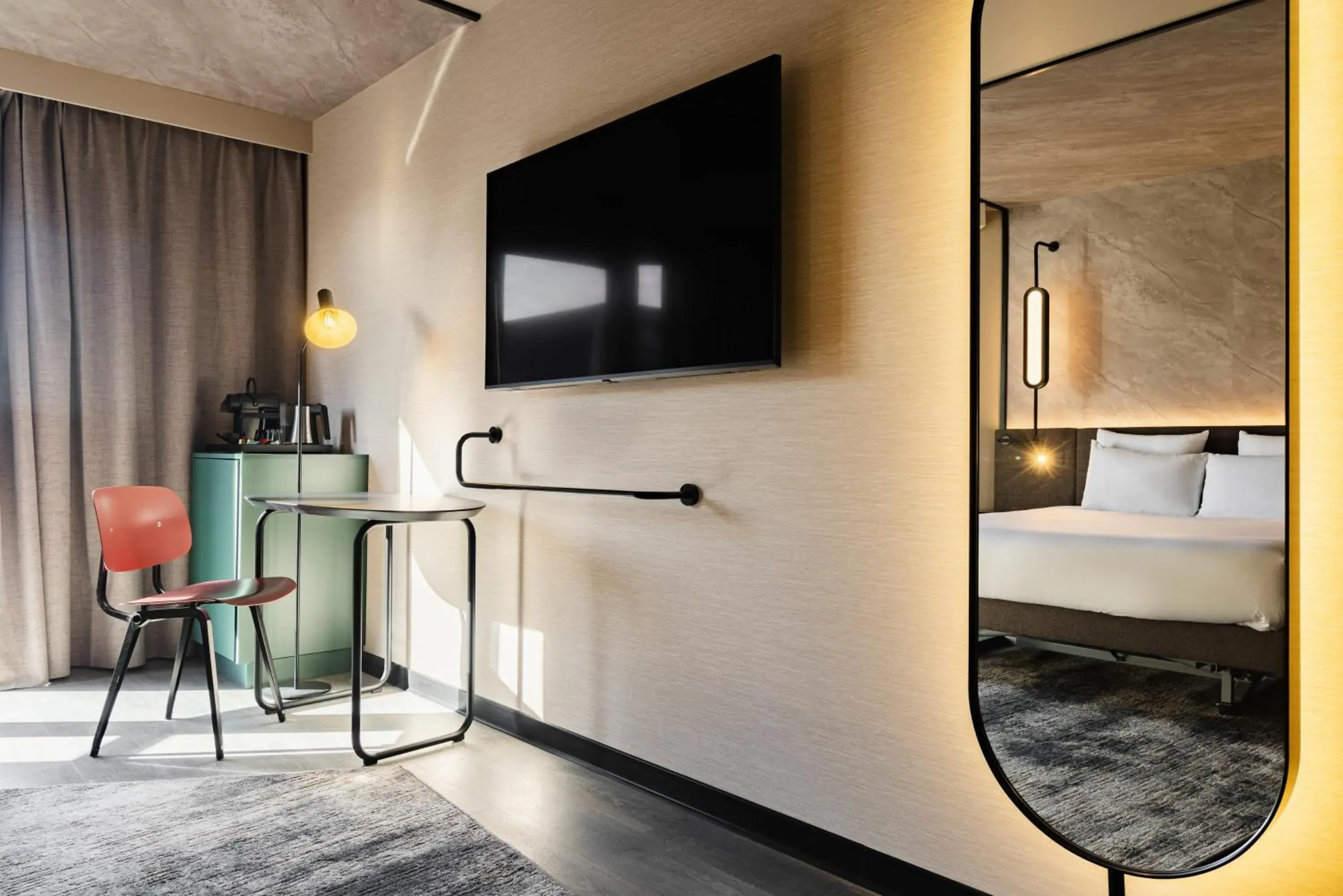 Bedroom, TV/Entertainment Center in Novotel Paris Suresnes Longchamp