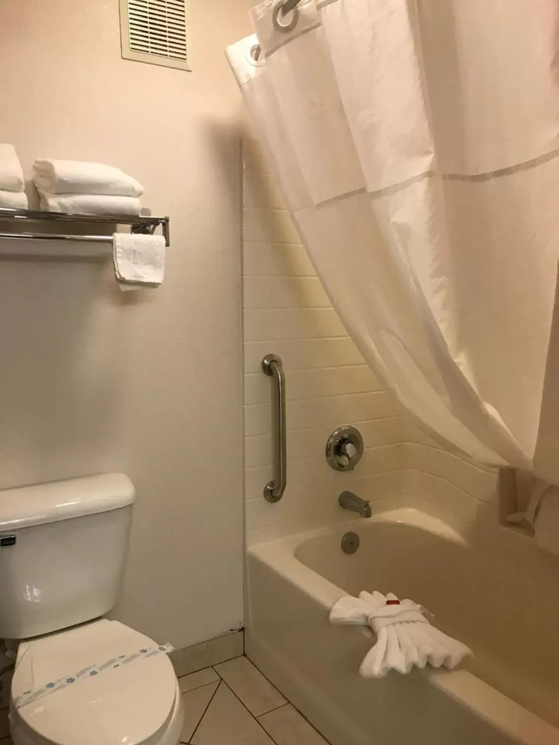 Bathroom in Days Inn & Suites by Wyndham Gresham