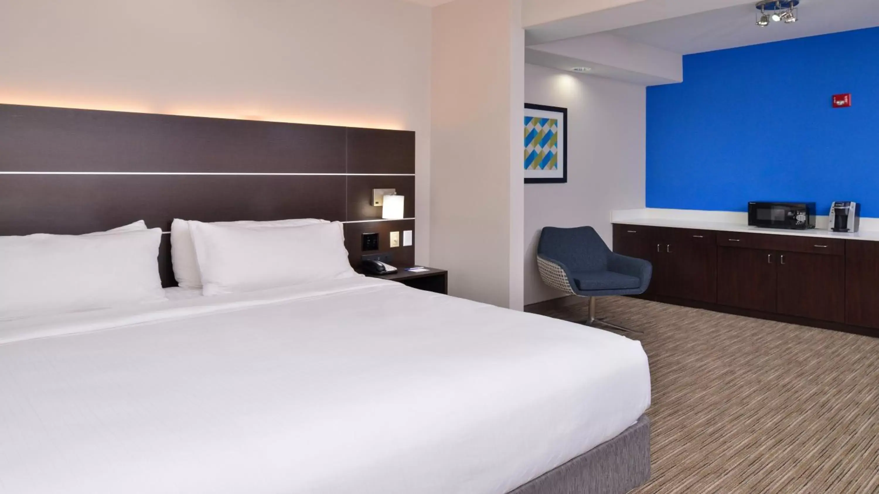 Photo of the whole room, Bed in Holiday Inn Express Hotel & Suites La Place, an IHG Hotel