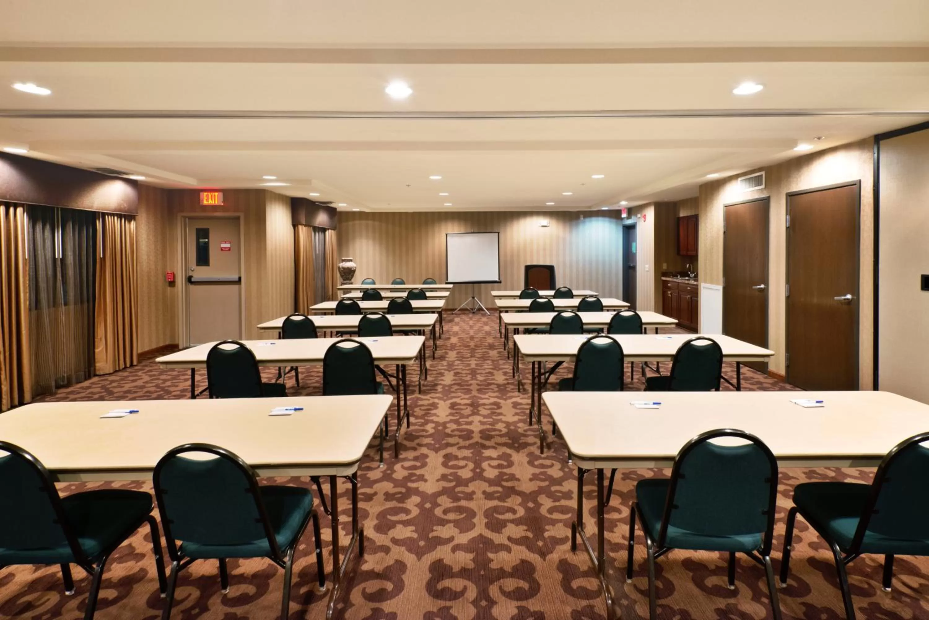 Meeting/conference room in Holiday Inn Express Show Low by IHG