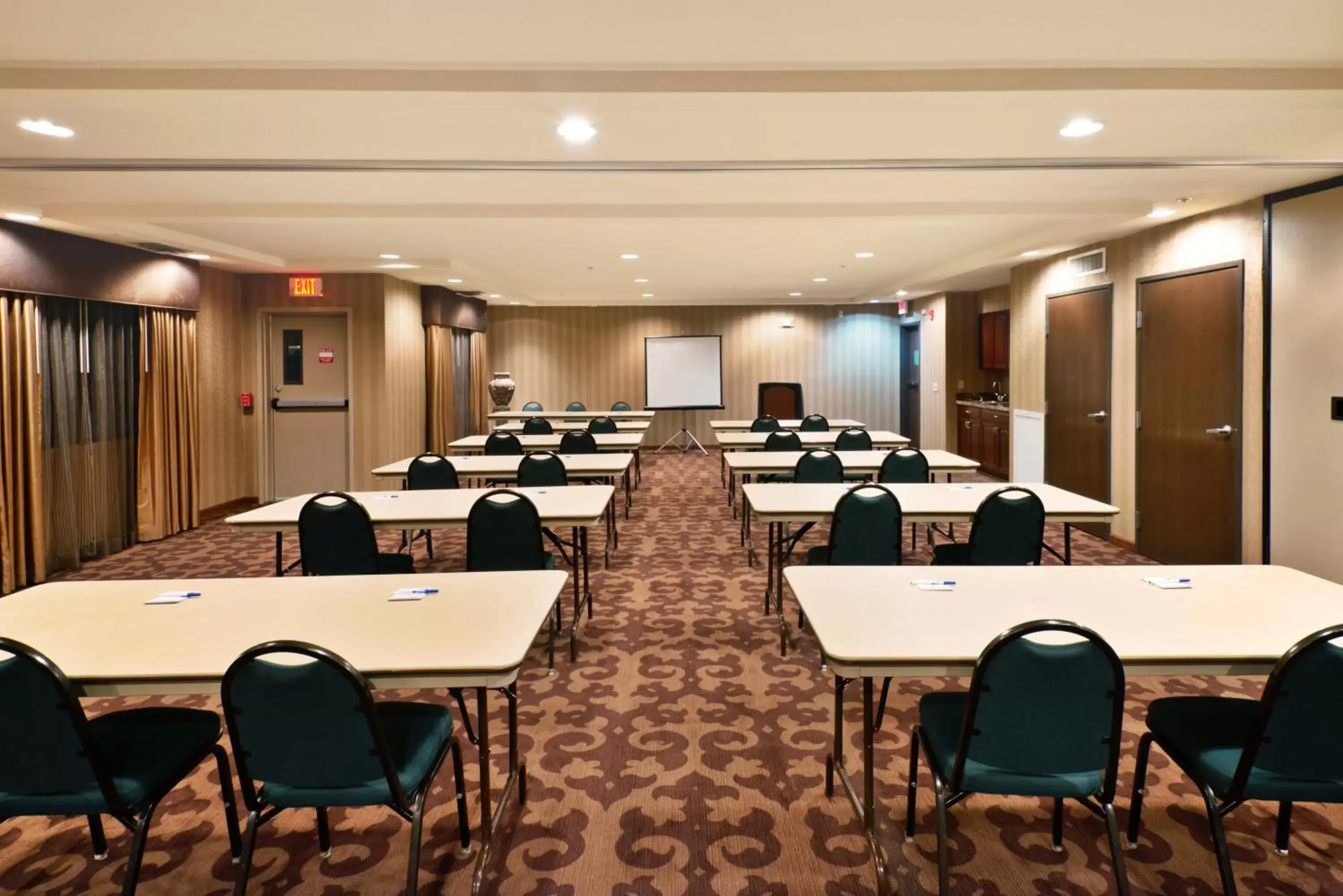 Meeting/conference room in Holiday Inn Express Show Low, an IHG Hotel