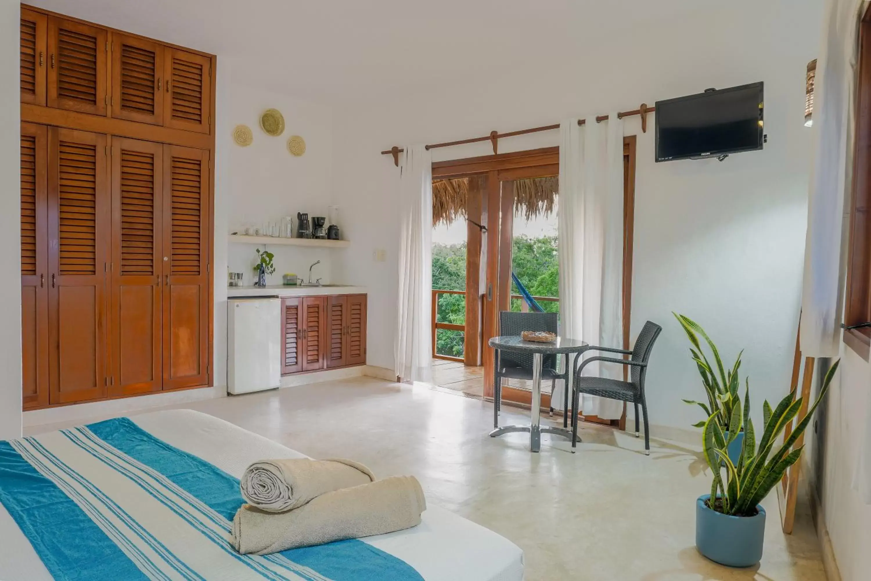 Bed, Pool View in Luna de Agua