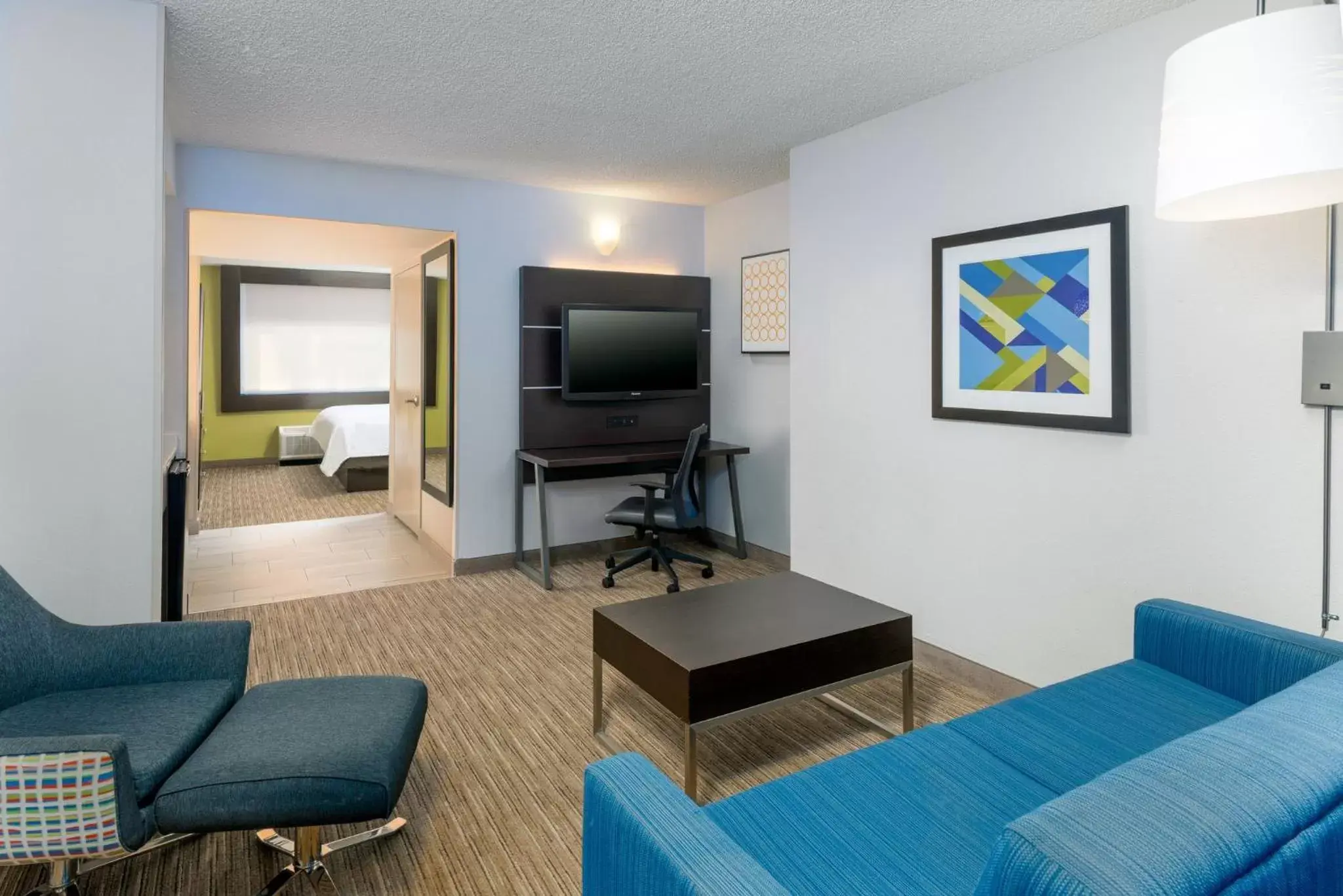 Photo of the whole room, TV/Entertainment Center in Holiday Inn Express Miami Airport Doral Area, an IHG Hotel