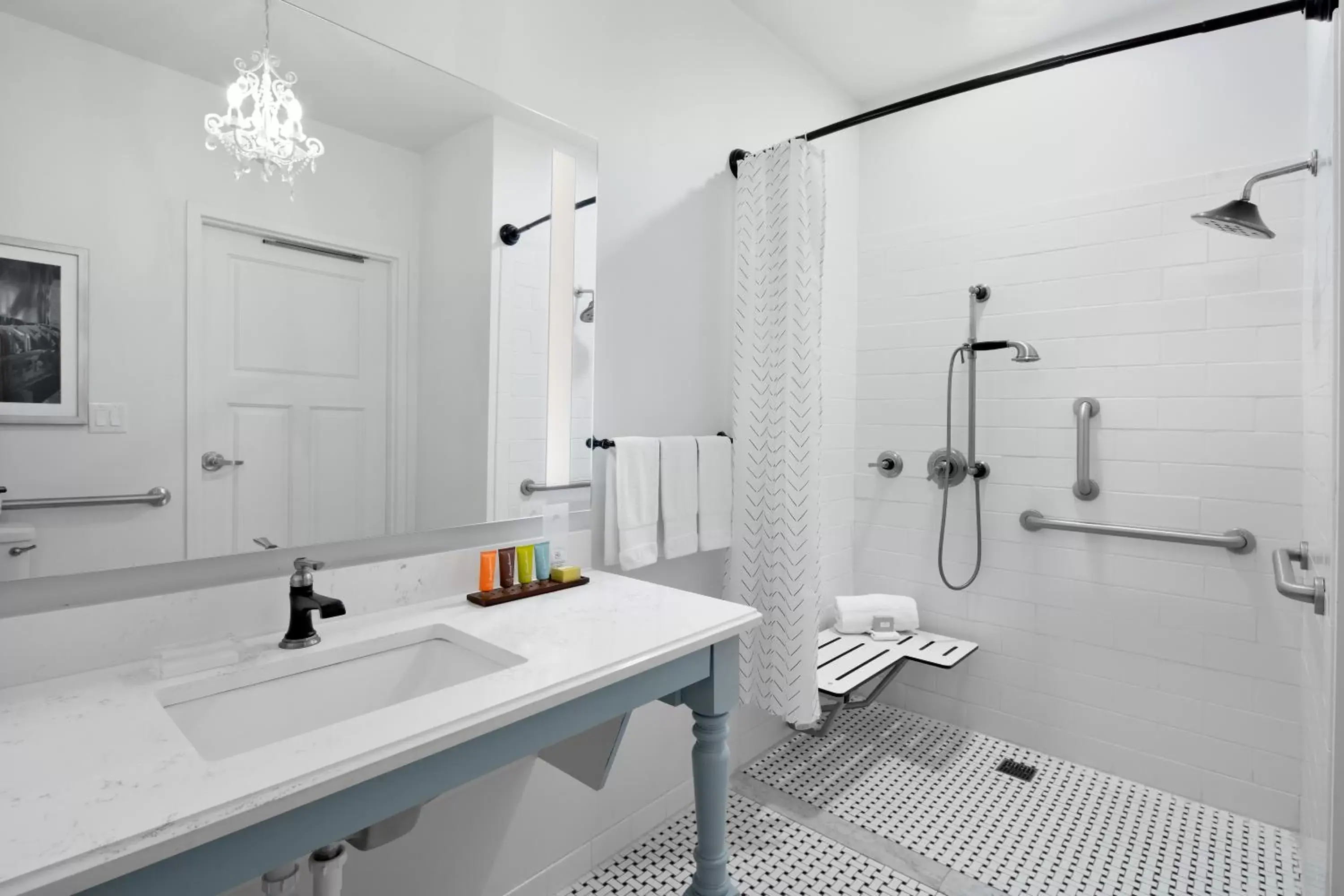 Shower, Bathroom in Beaufort Hotel