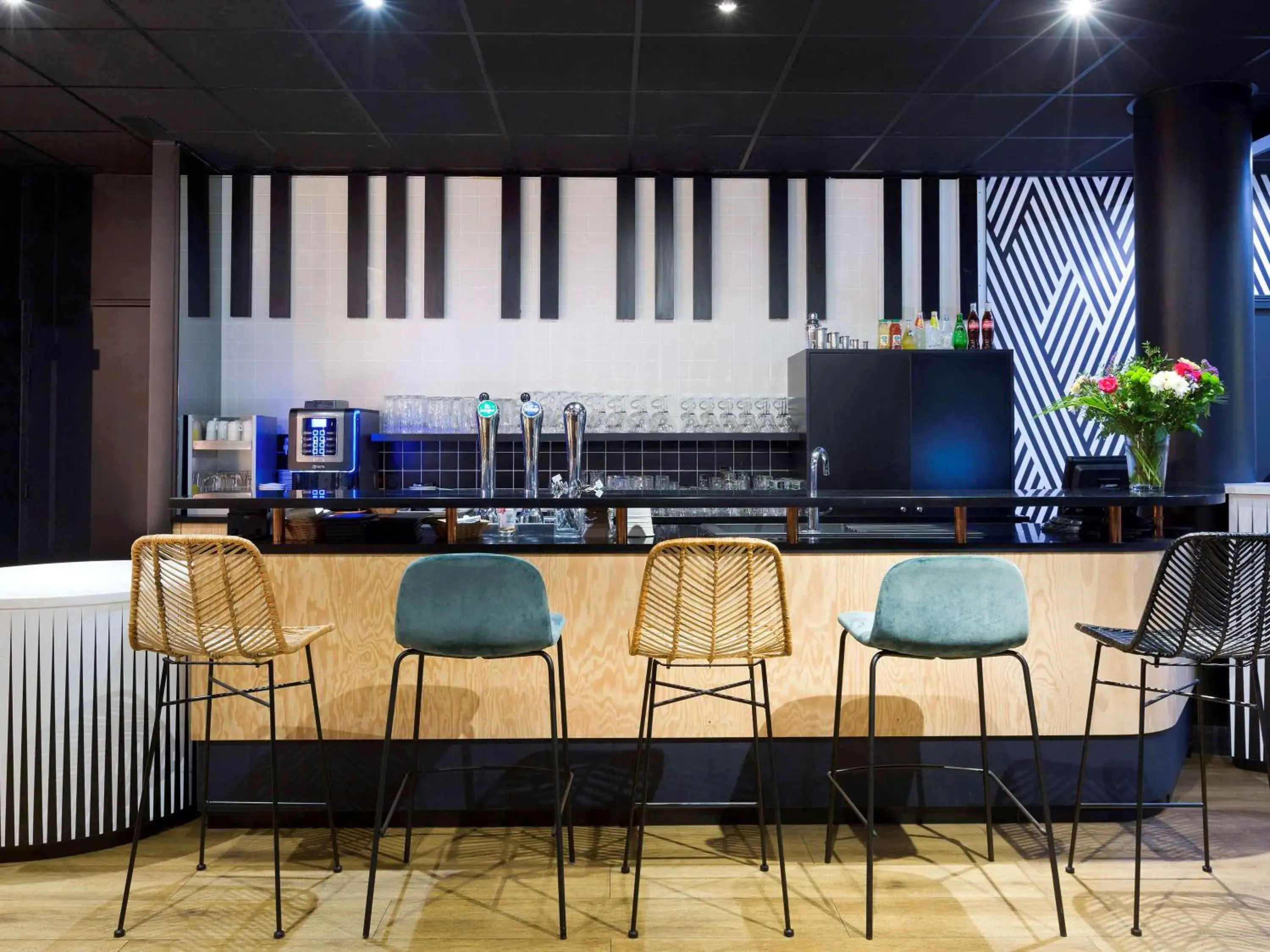 Lounge or bar in ibis Styles Massy Opéra Lounge or bar in ibis Styles Massy Opéra