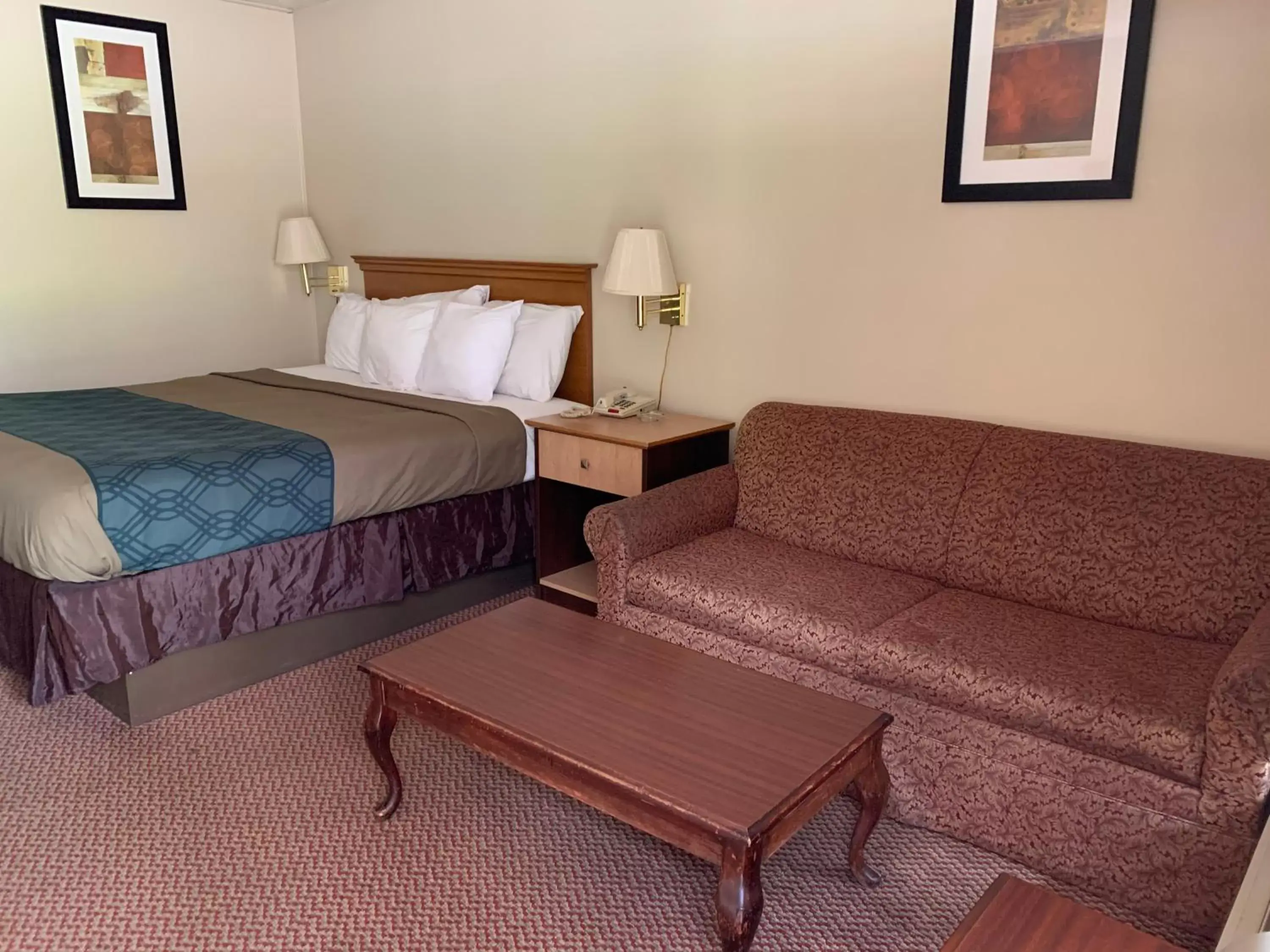 Photo of the whole room, Bed in Travelowes Motel - Maggie Valley