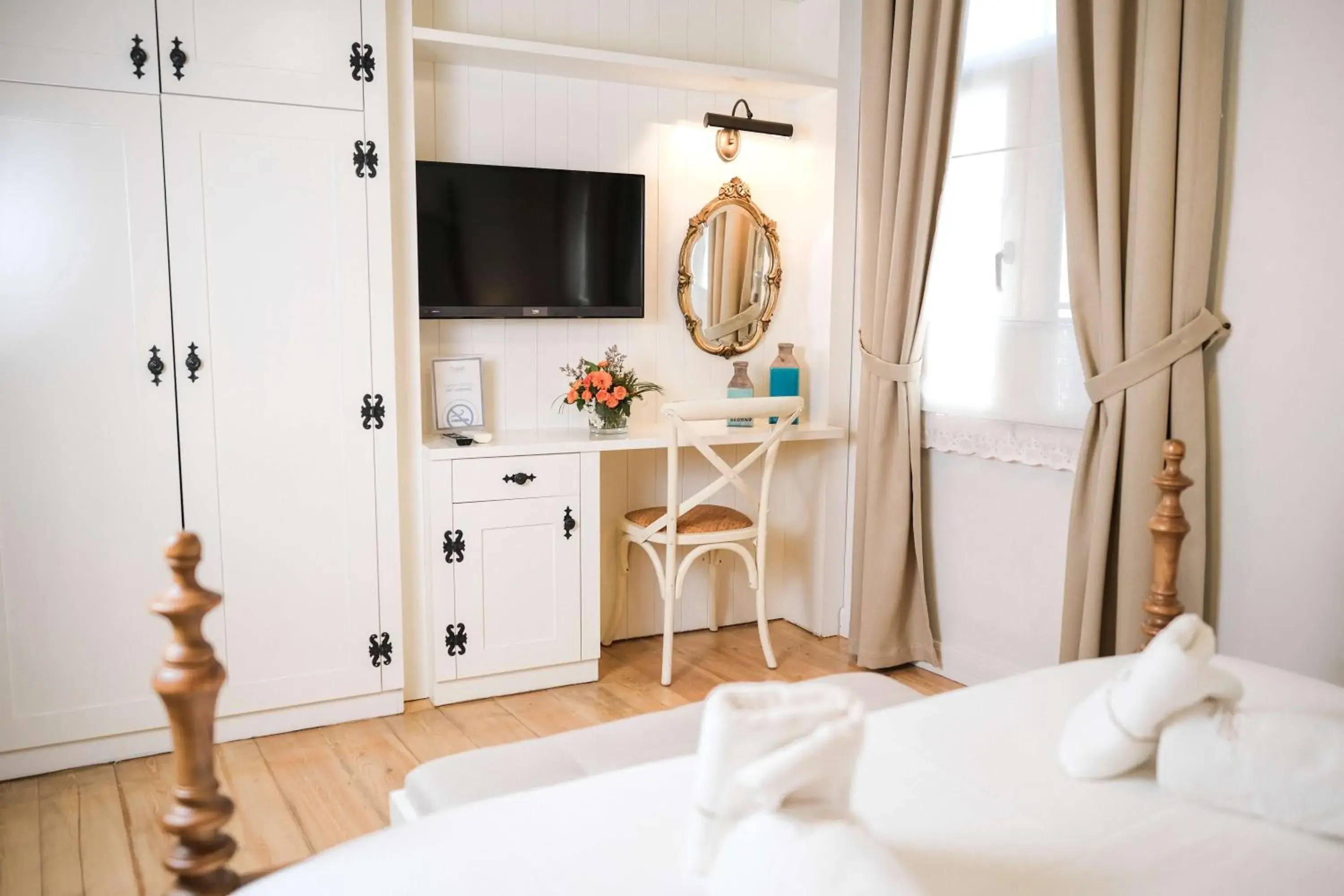 Bedroom, TV/Entertainment Center in Viento Alacati Hotel