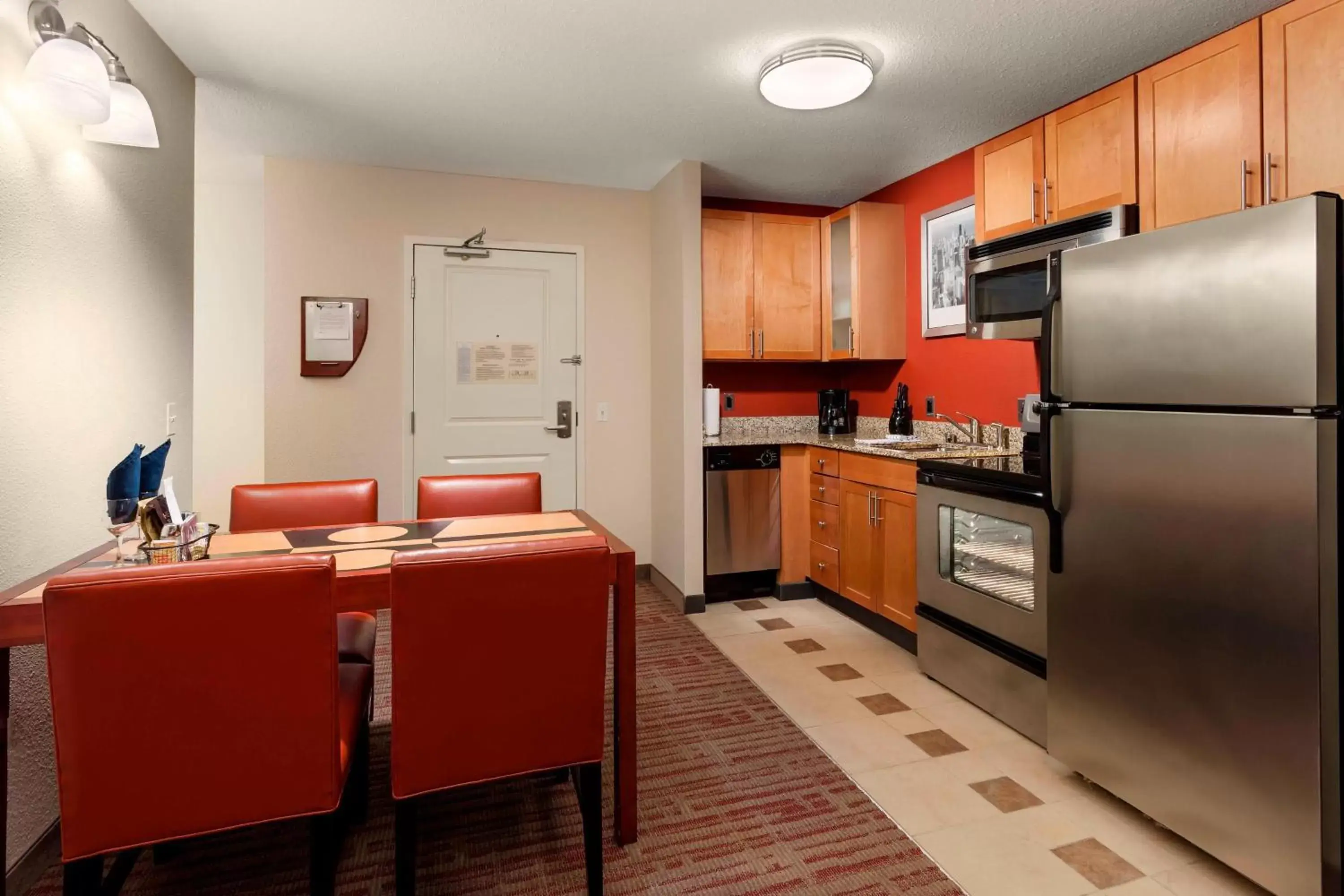 Bedroom, Kitchen/Kitchenette in Residence Inn by Marriott Chicago Downtown/River North