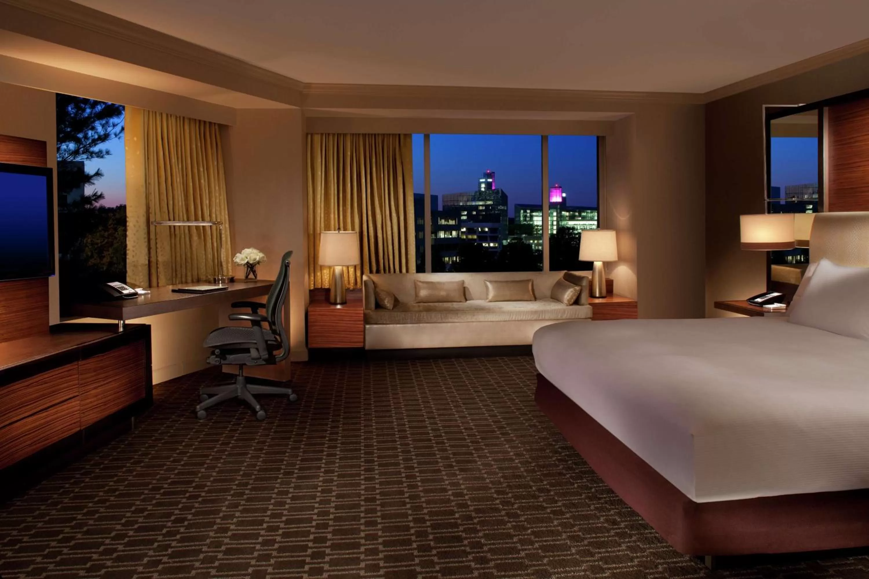 Bedroom, Bed in Hilton McLean Tysons Corner