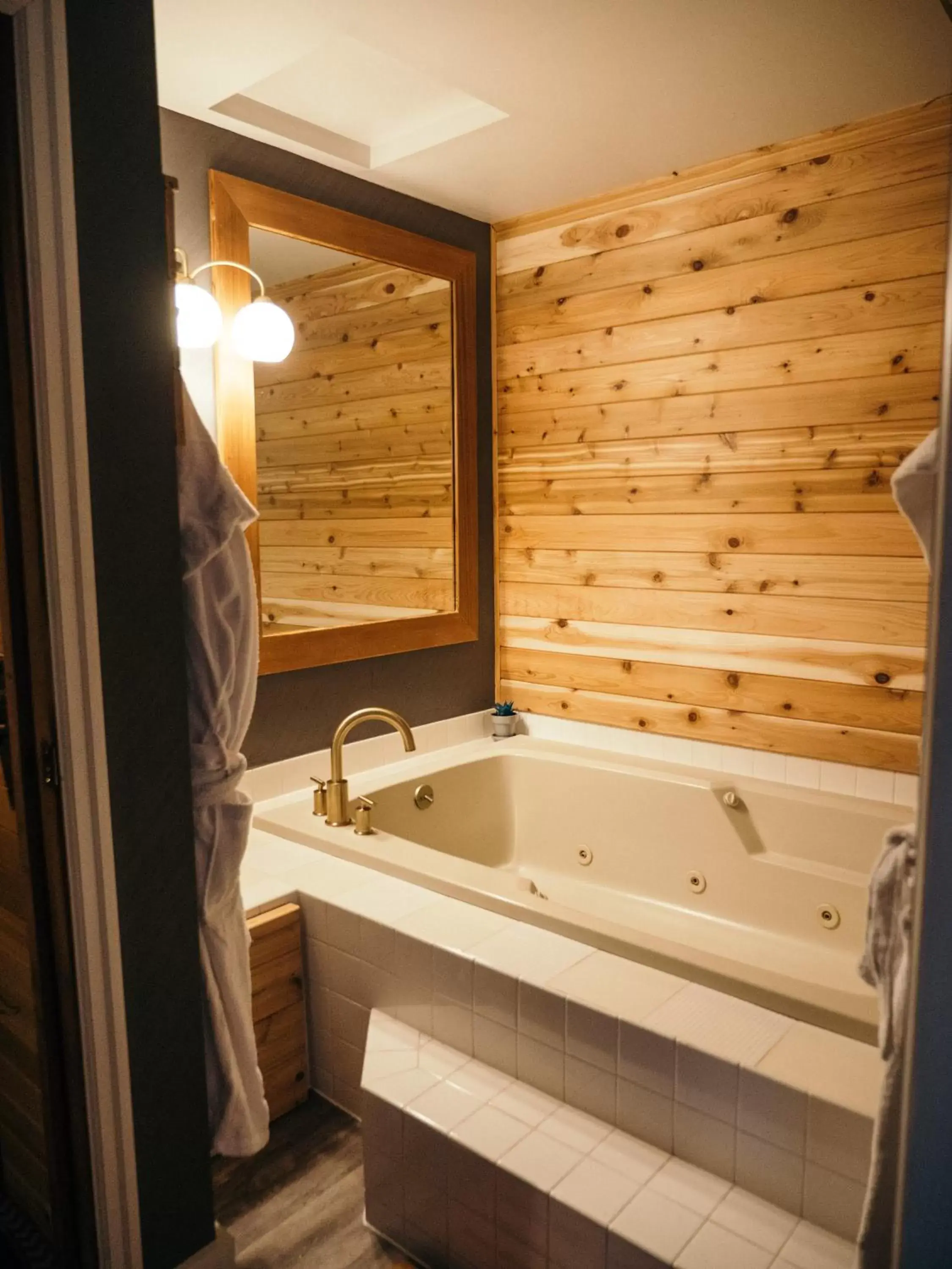 Bath, Bathroom in LOGE Bend