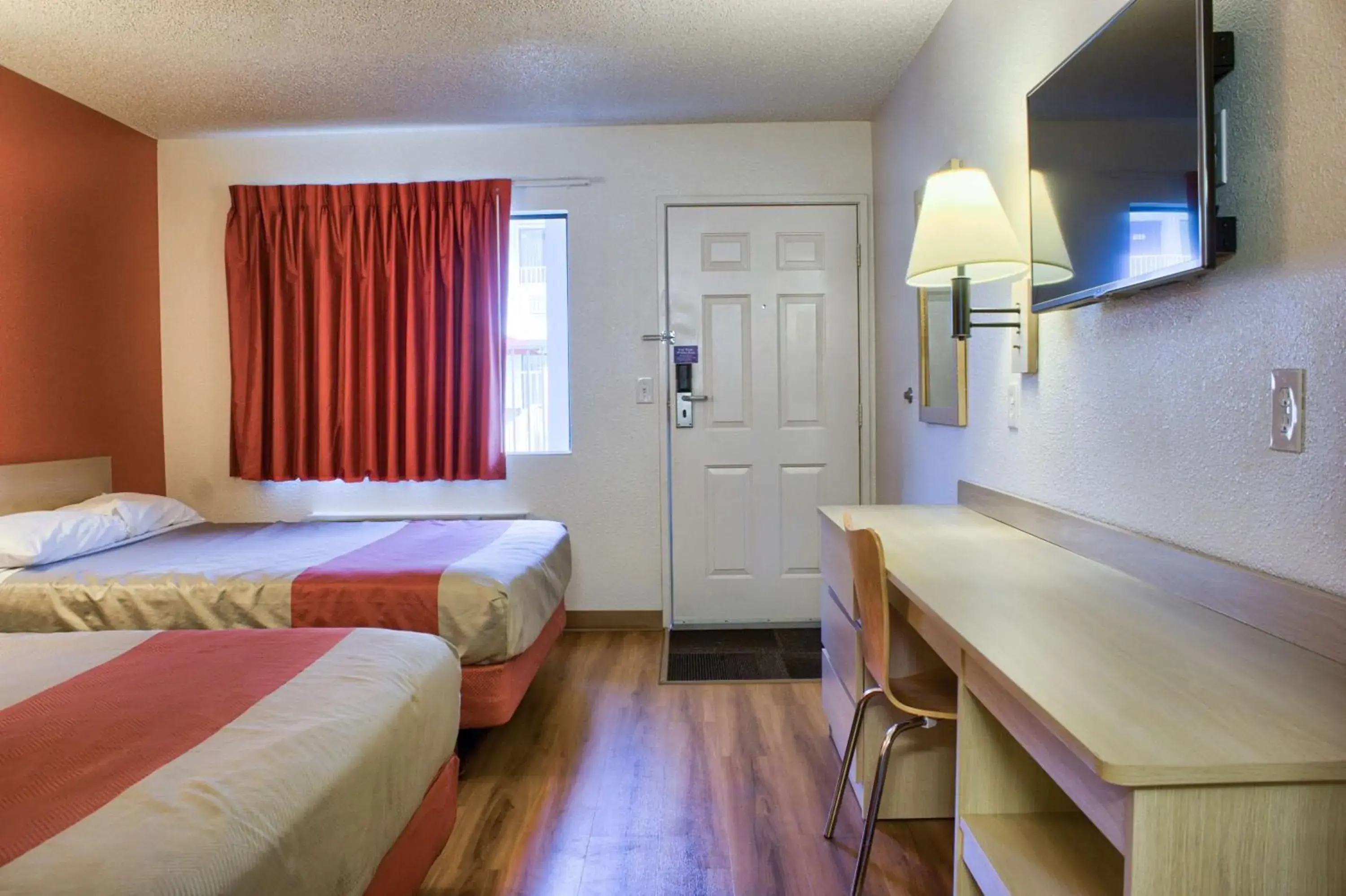 TV and multimedia, Bed in Motel 6-Seattle, WA - South