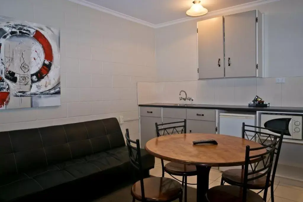 Day, Kitchen/Kitchenette in Picton Accommodation Gateway Motel