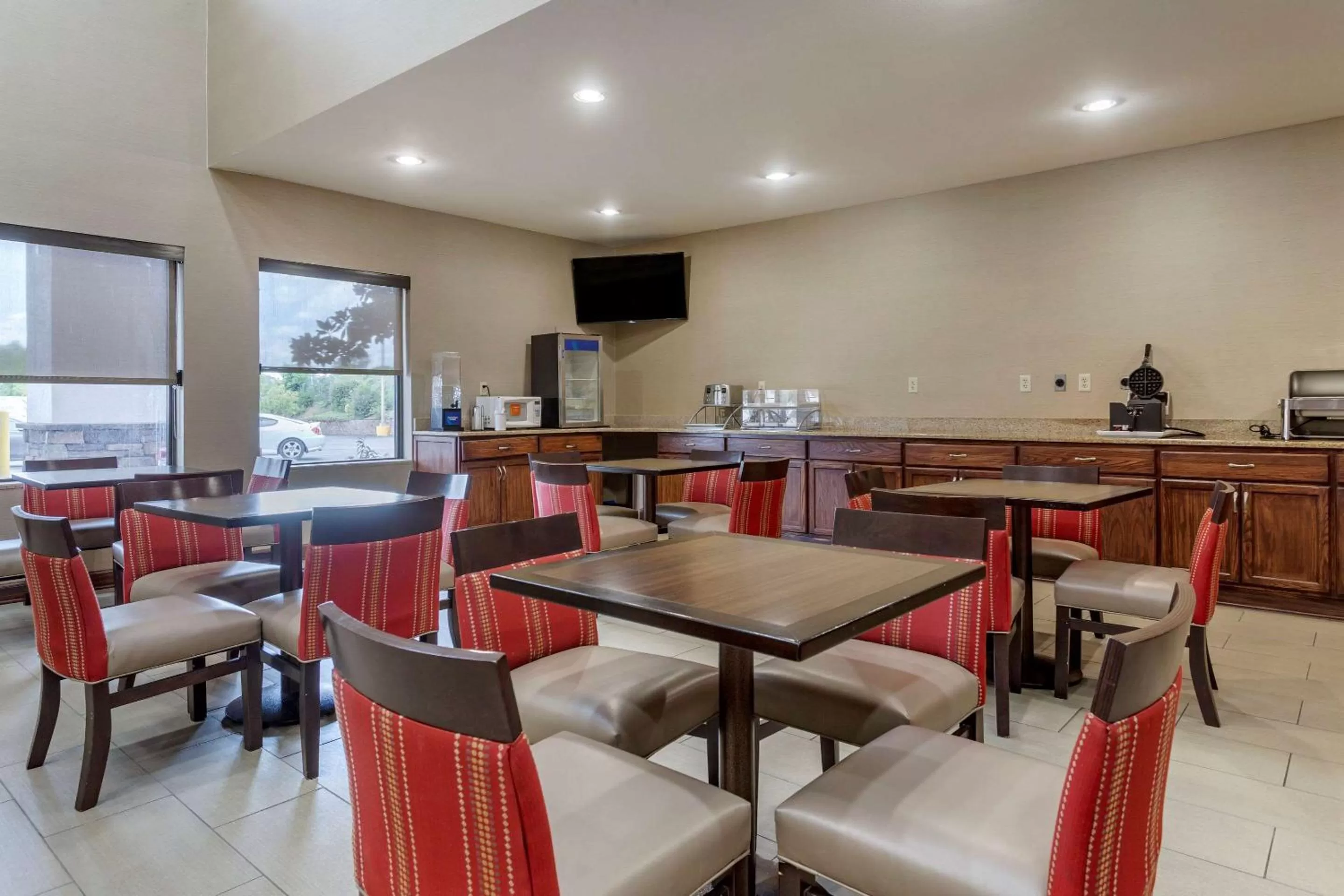 Restaurant/places to eat in Comfort Suites Cordova