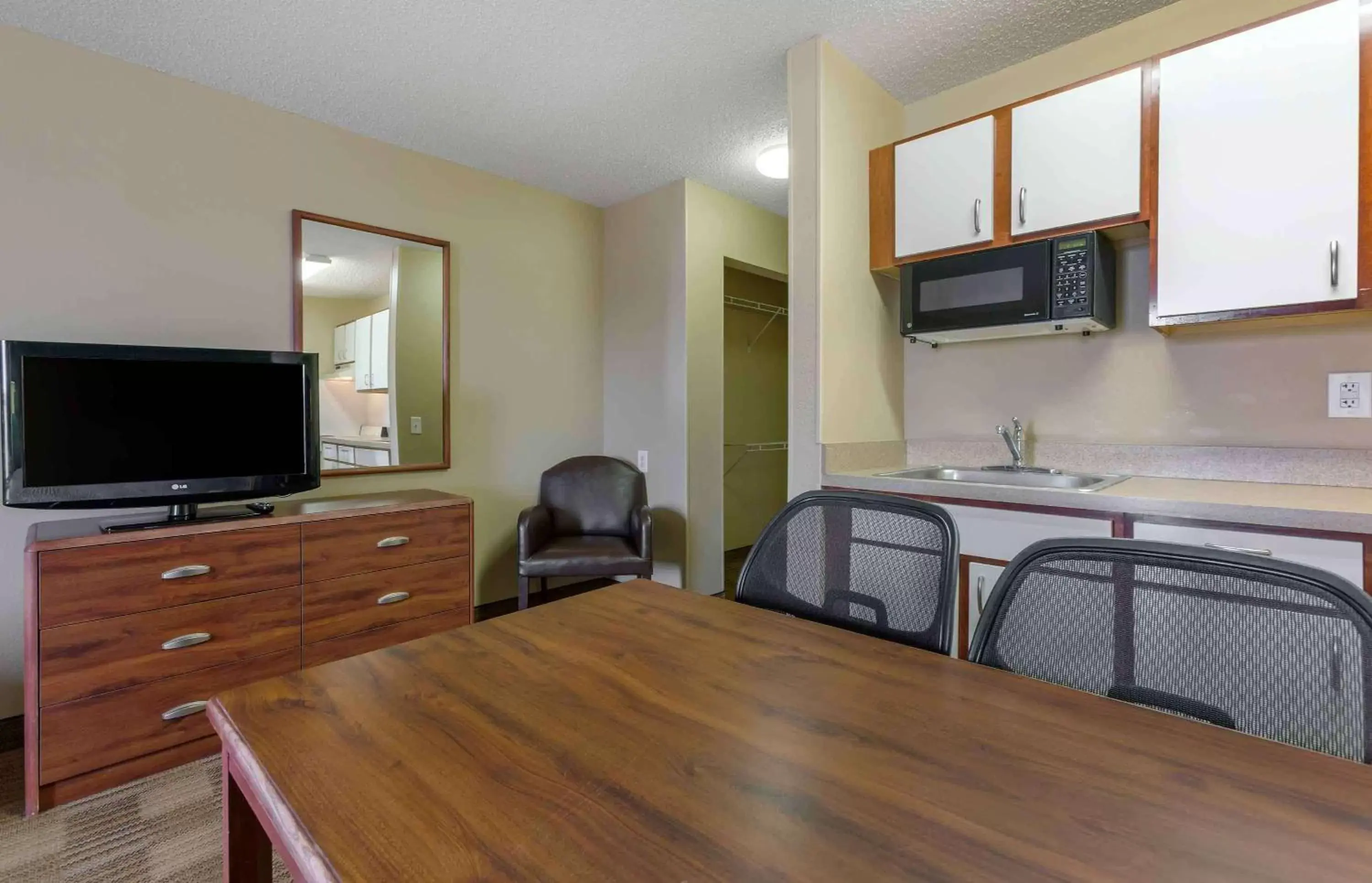 Bedroom, TV/Entertainment Center in Extended Stay America Suites - El Paso - West