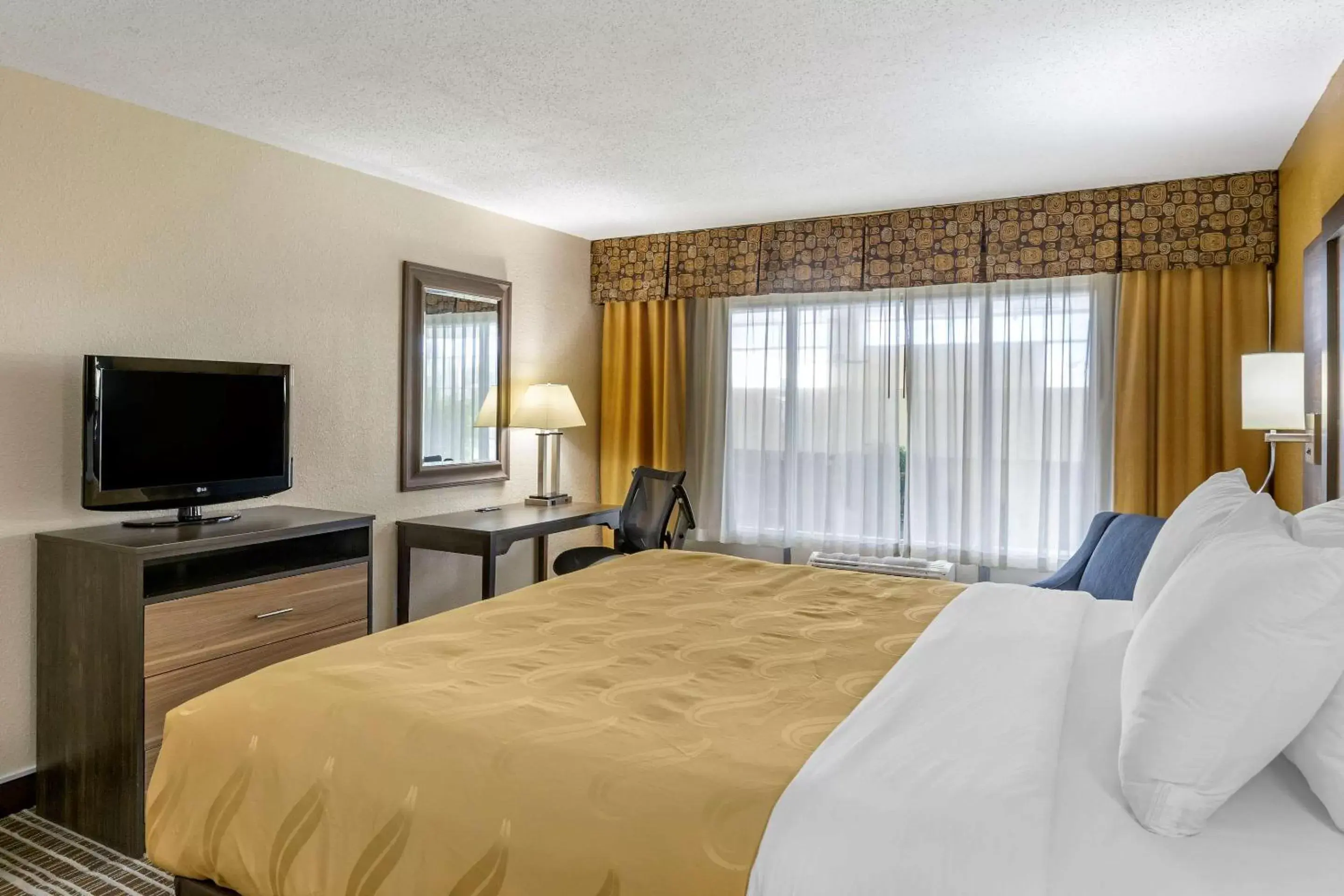 Photo of the whole room, Room Photo in Quality Inn & Suites - Greensboro-High Point