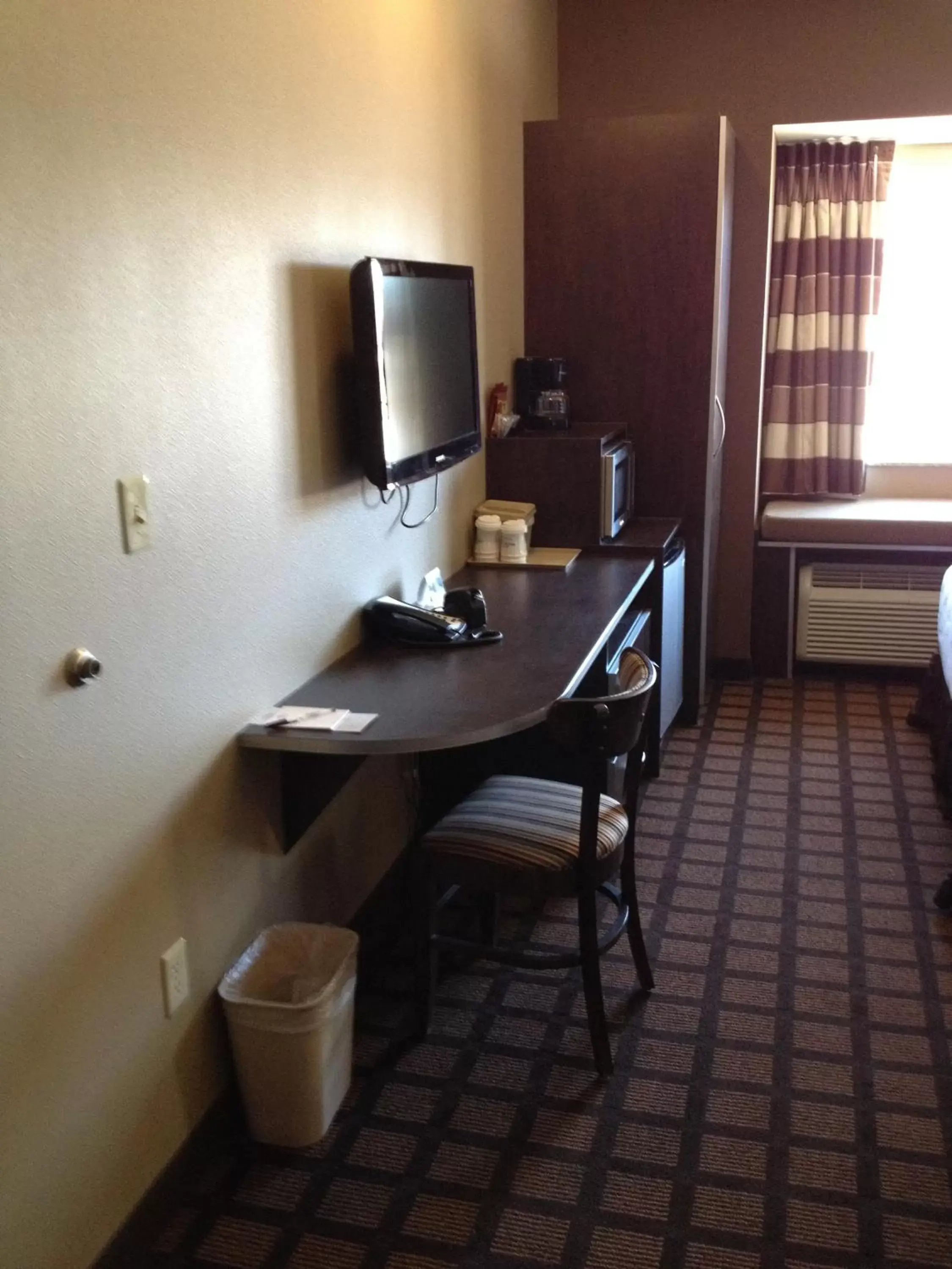 Seating area, TV/Entertainment Center in Microtel Inn & Suites