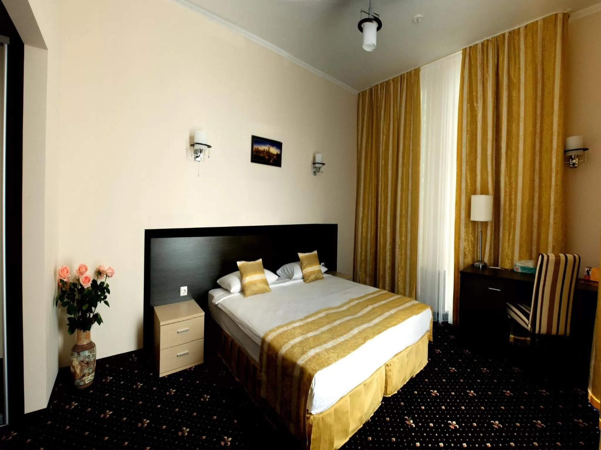 Bedroom, Bed in Manhattan Hotel & Restaurant