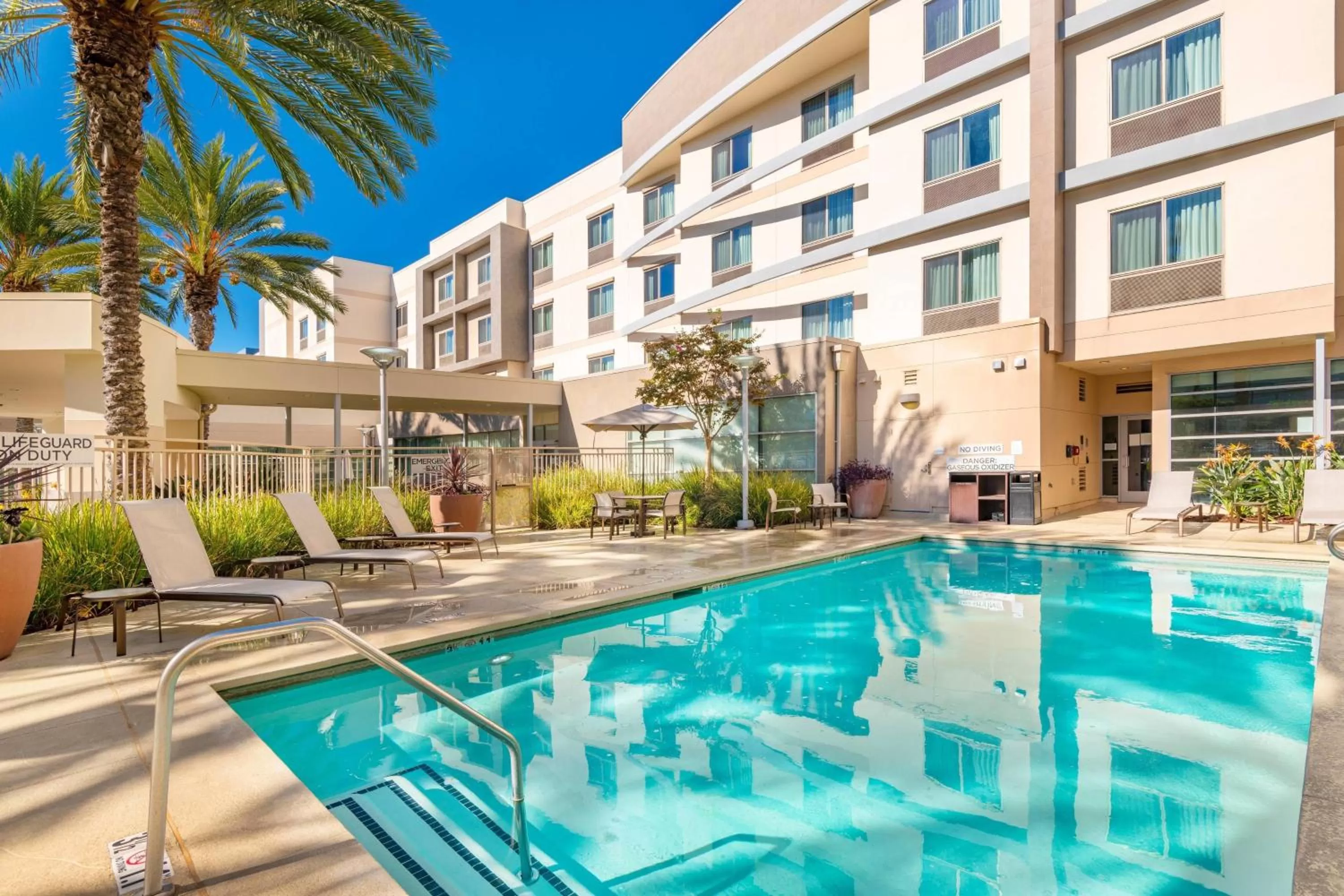 Swimming pool in Courtyard by Marriott Santa Ana Orange County