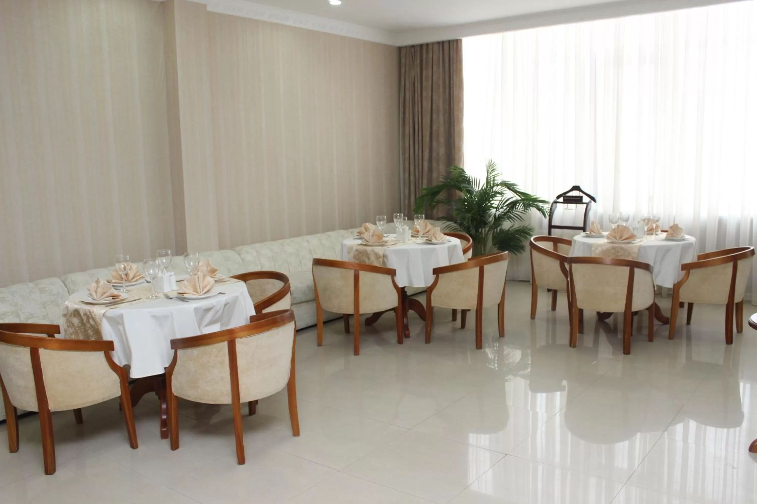 Restaurant/places to eat in King Hotel Astana