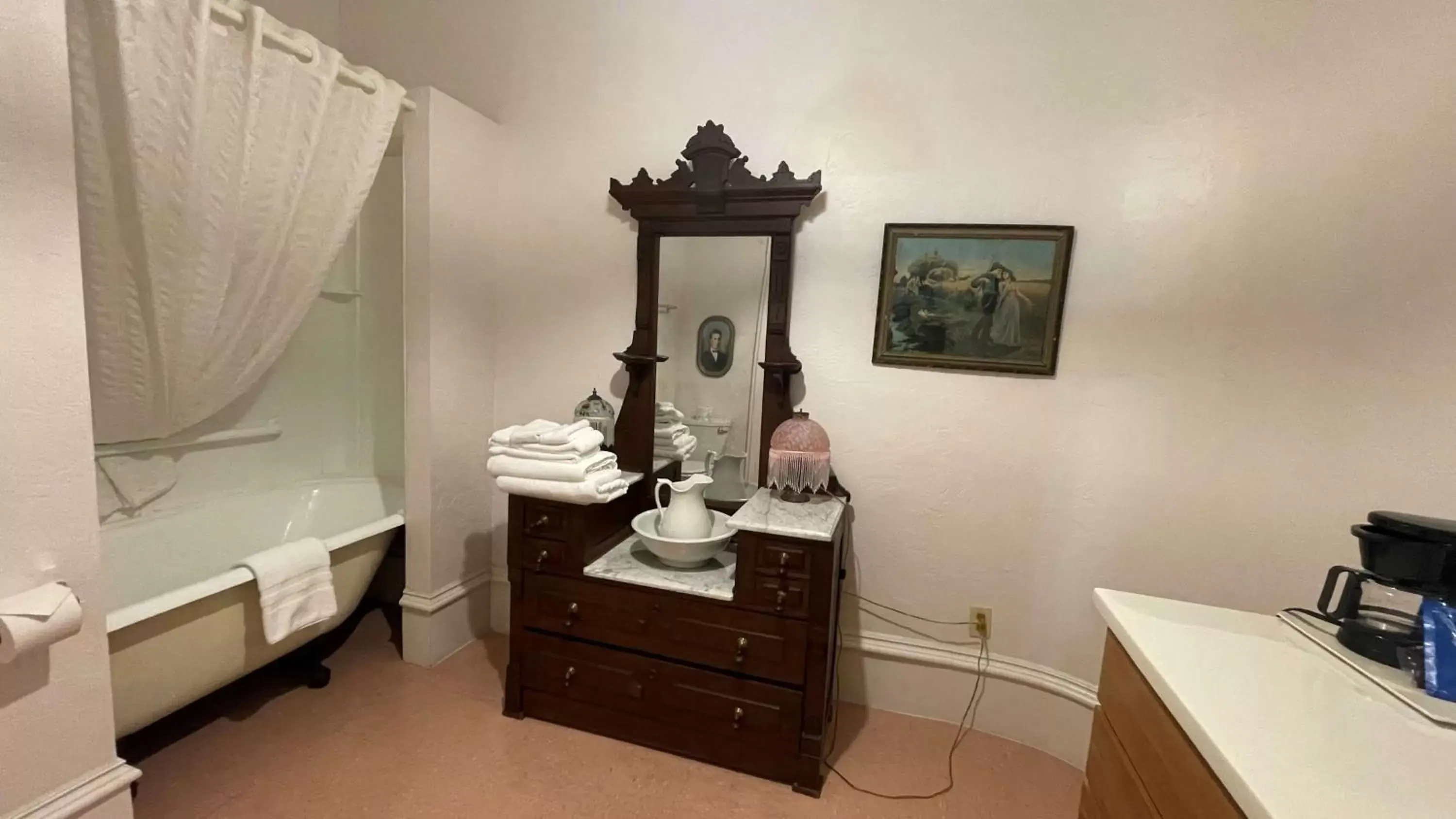 Bathroom in SureStay Hotel by Best Western Eureka