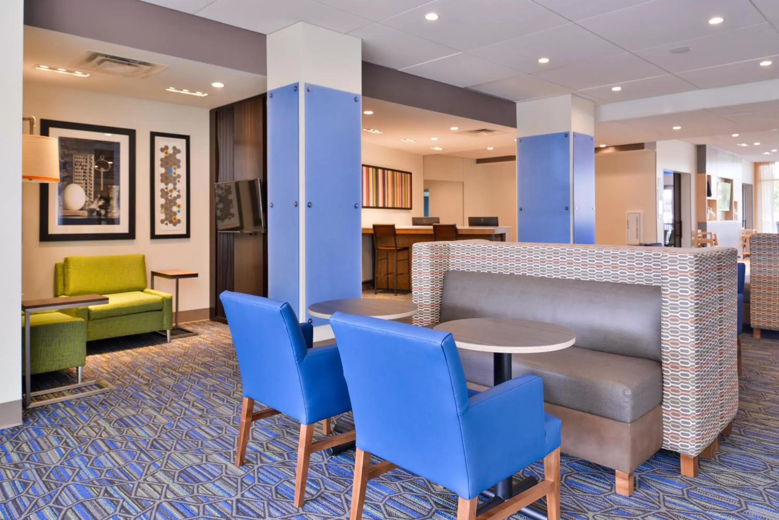 Property building, Lounge/Bar in Holiday Inn Express & Suites - Mall of America - MSP Airport, an IHG Hotel