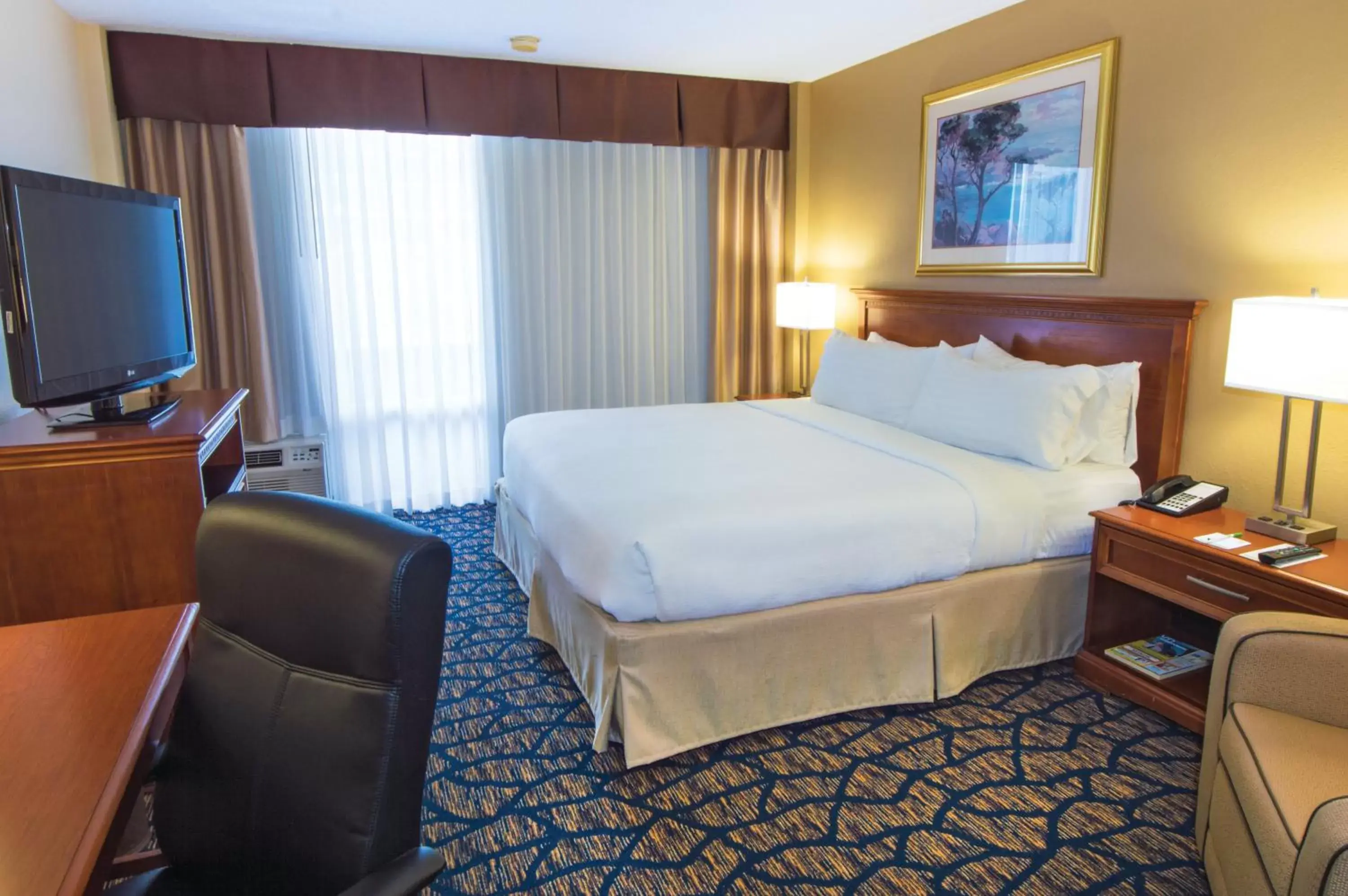 Photo of the whole room, Bed in Holiday Inn Gainesville-University Center, an IHG Hotel