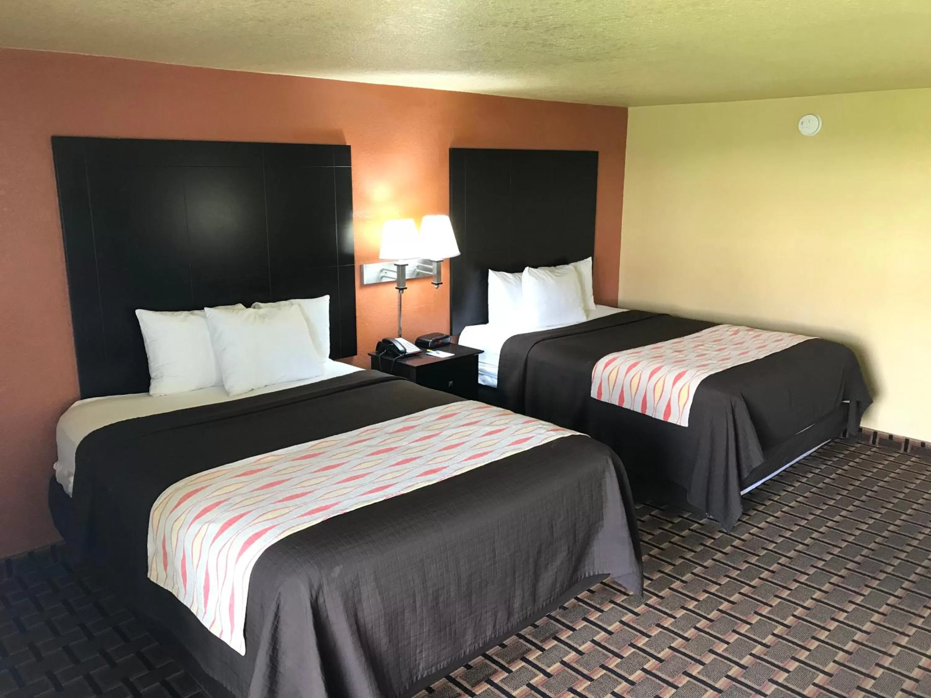 Bed in Days Inn by Wyndham Joplin