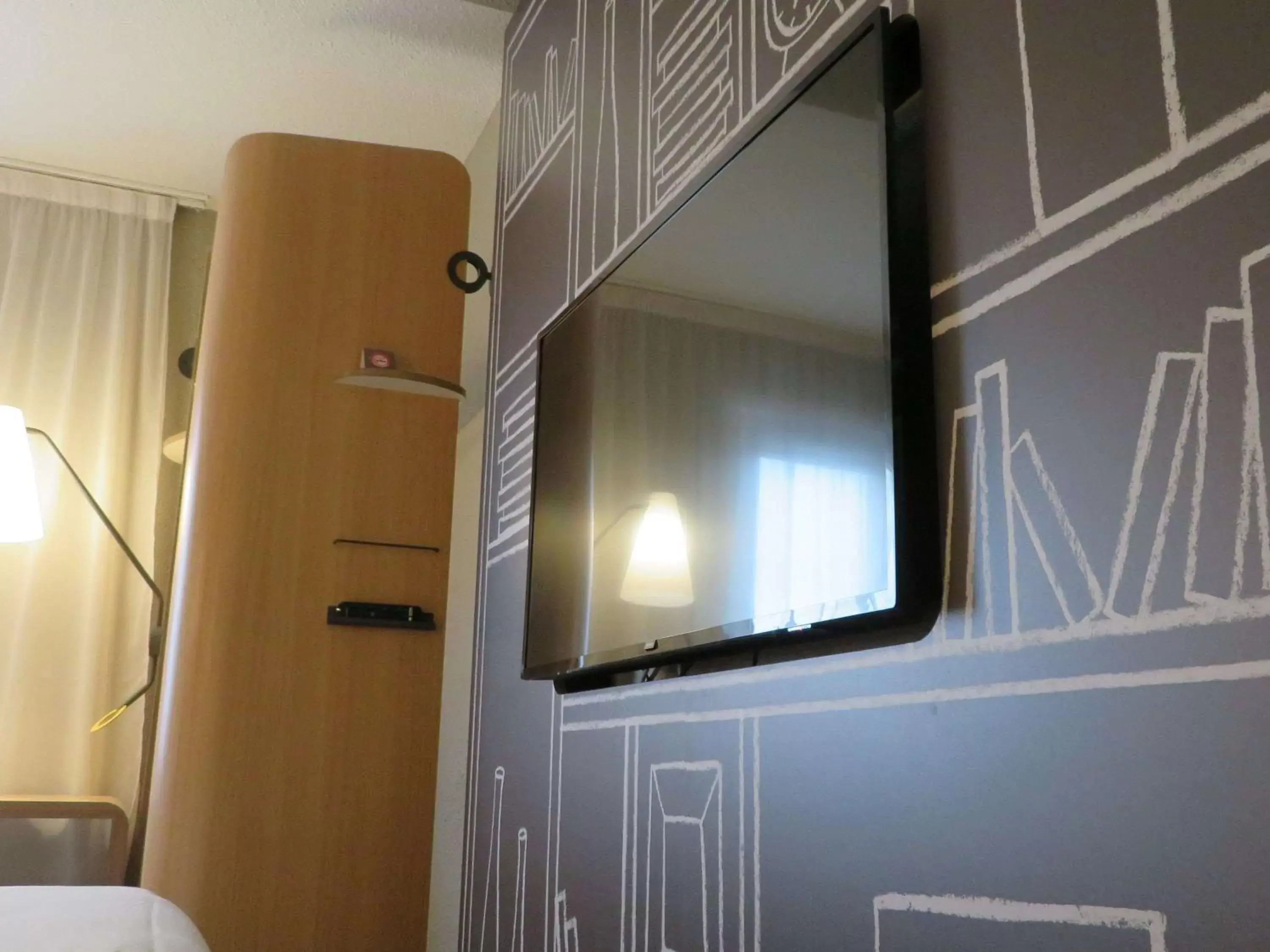 Photo of the whole room, TV/Entertainment Center in ibis Melun