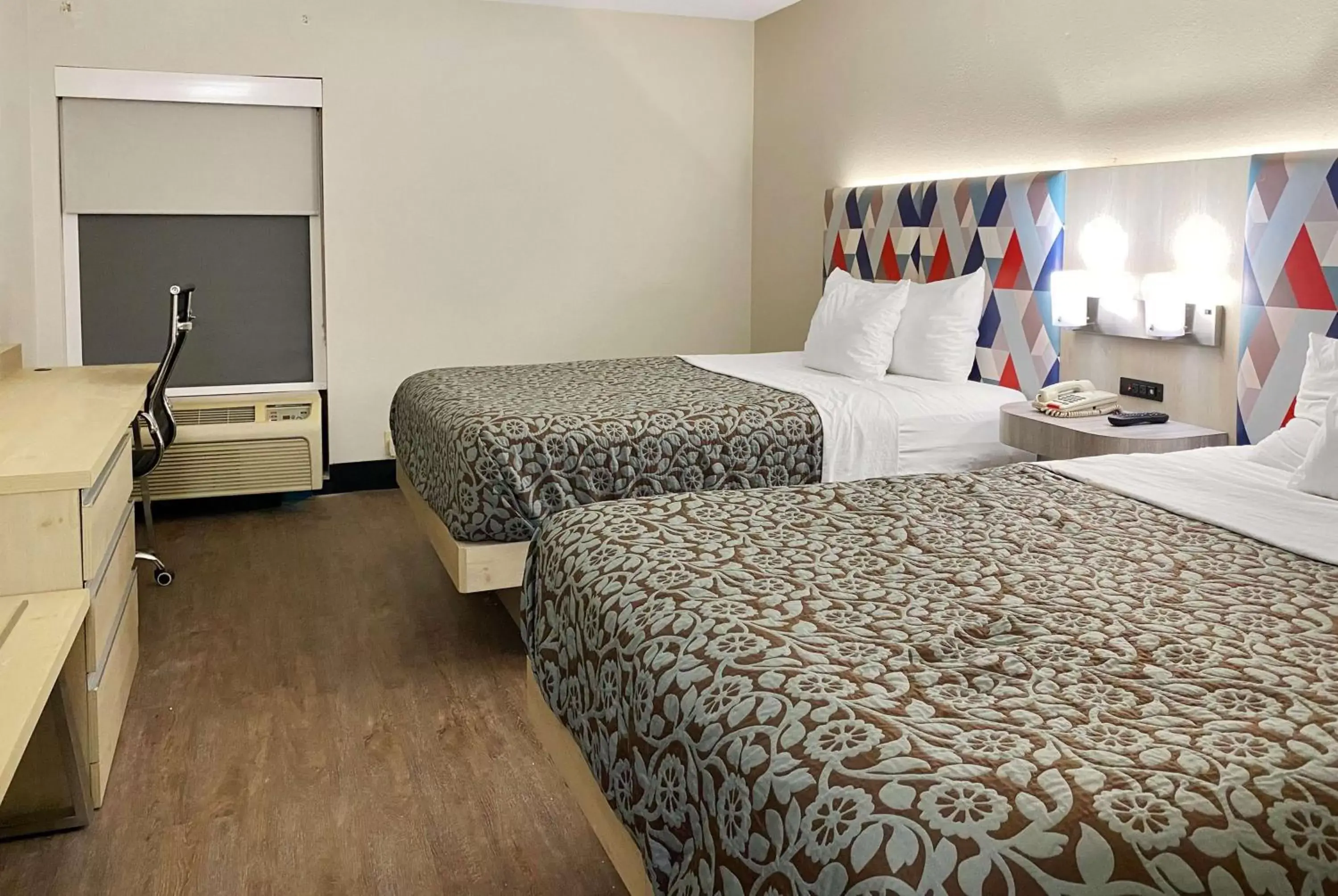 Photo of the whole room, Bed in Days Inn & Suites by Wyndham Peachtree Corners Norcross