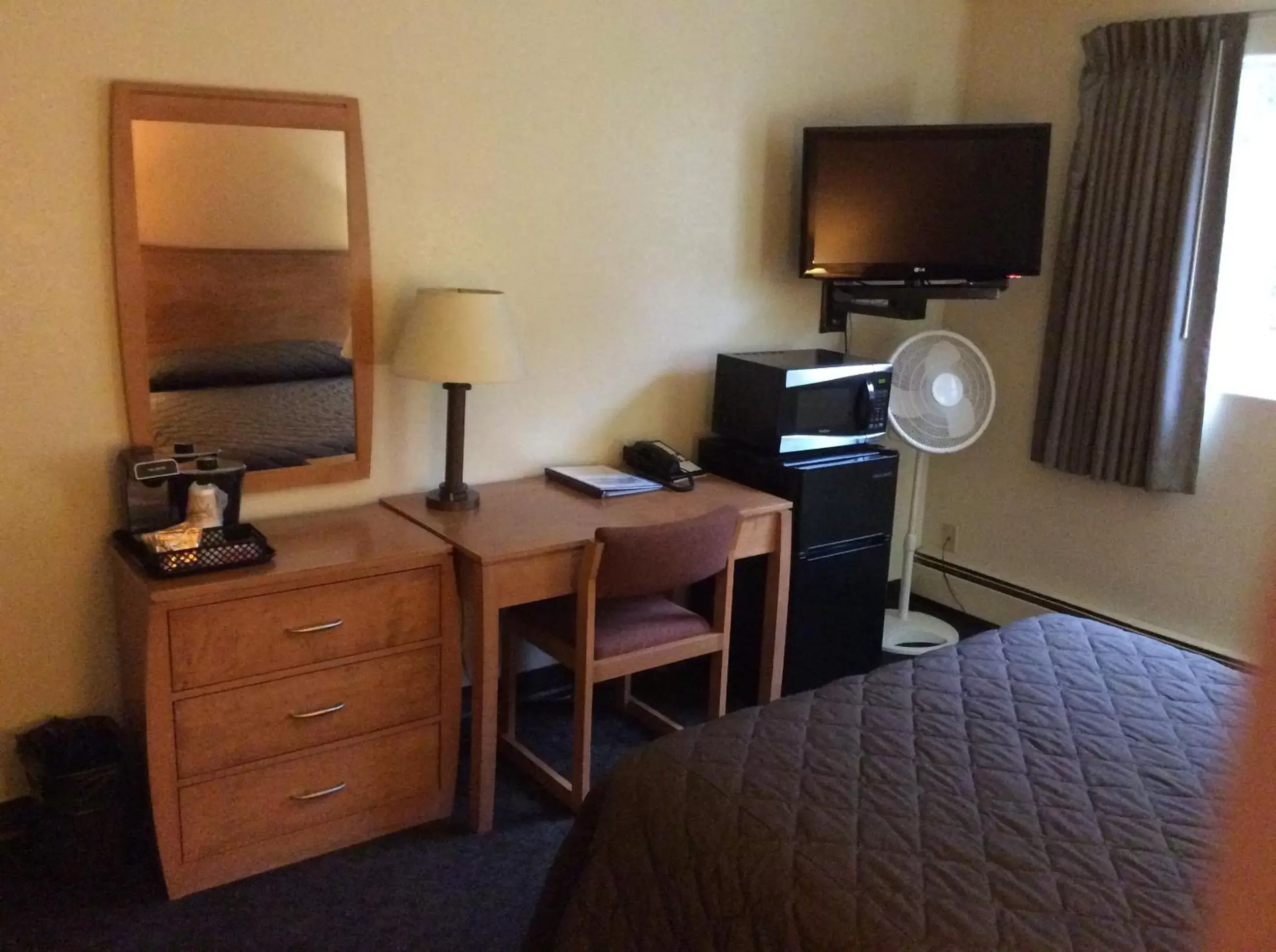 Bedroom, TV/Entertainment Center in Shelikof Lodge