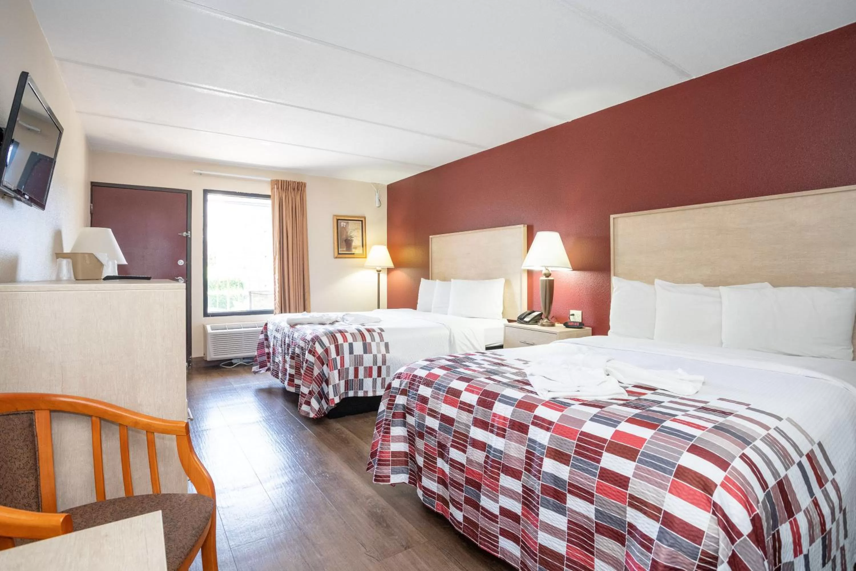 Photo of the whole room, Bed in Red Roof Inn & Suites Pigeon Forge Parkway