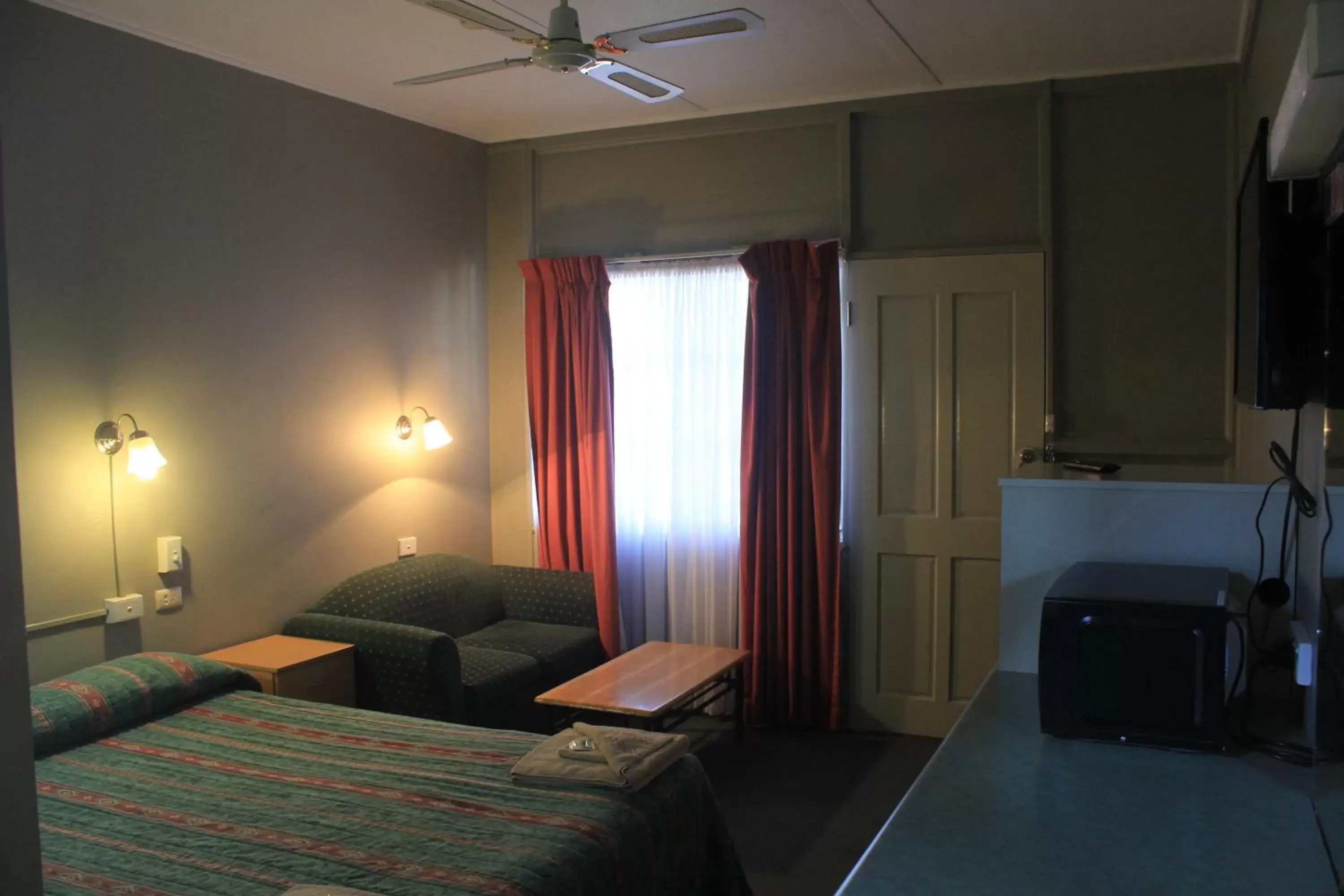 Photo of the whole room in Aromet Motor Inn